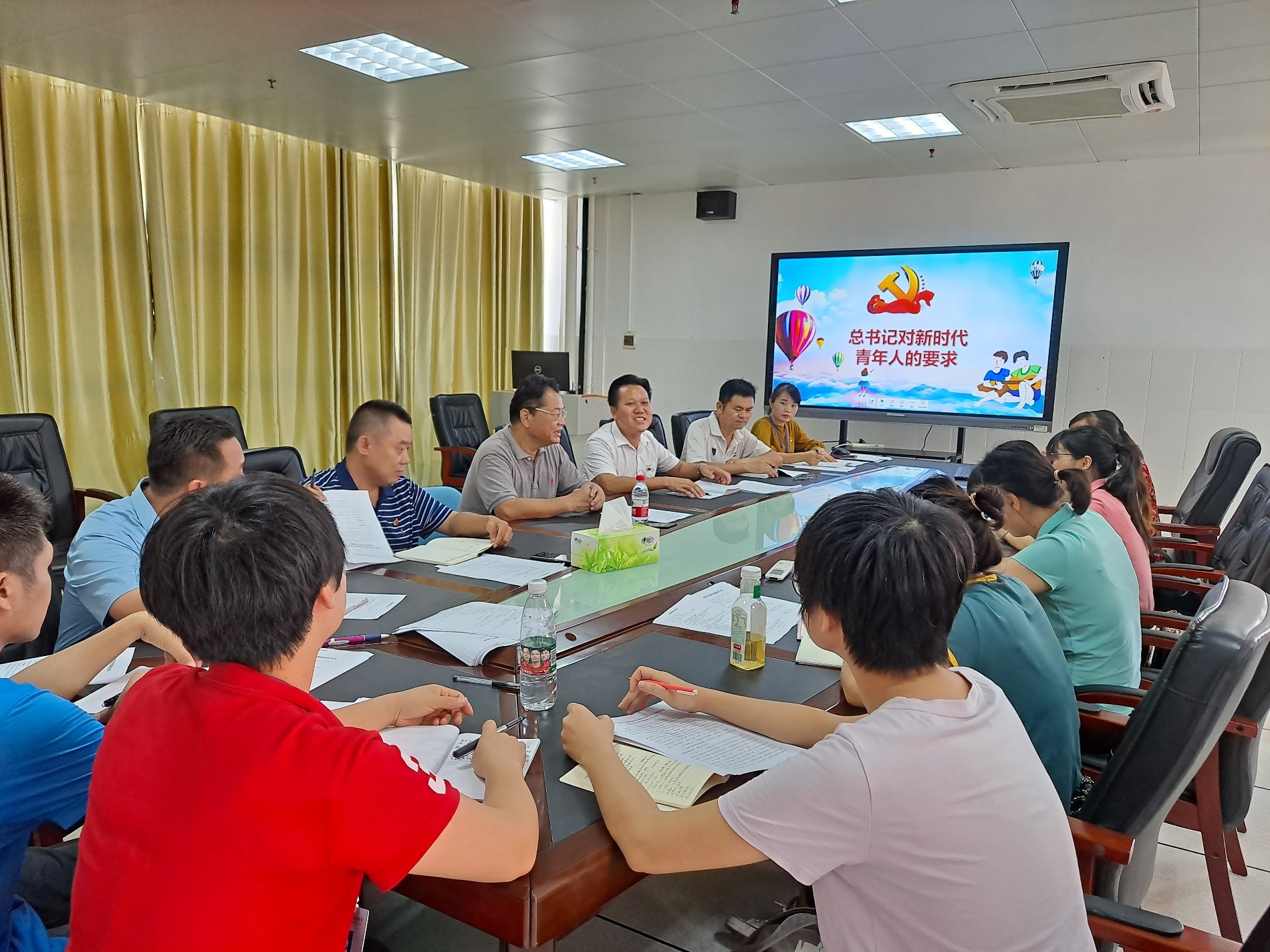专题组织生活会现场.jpg