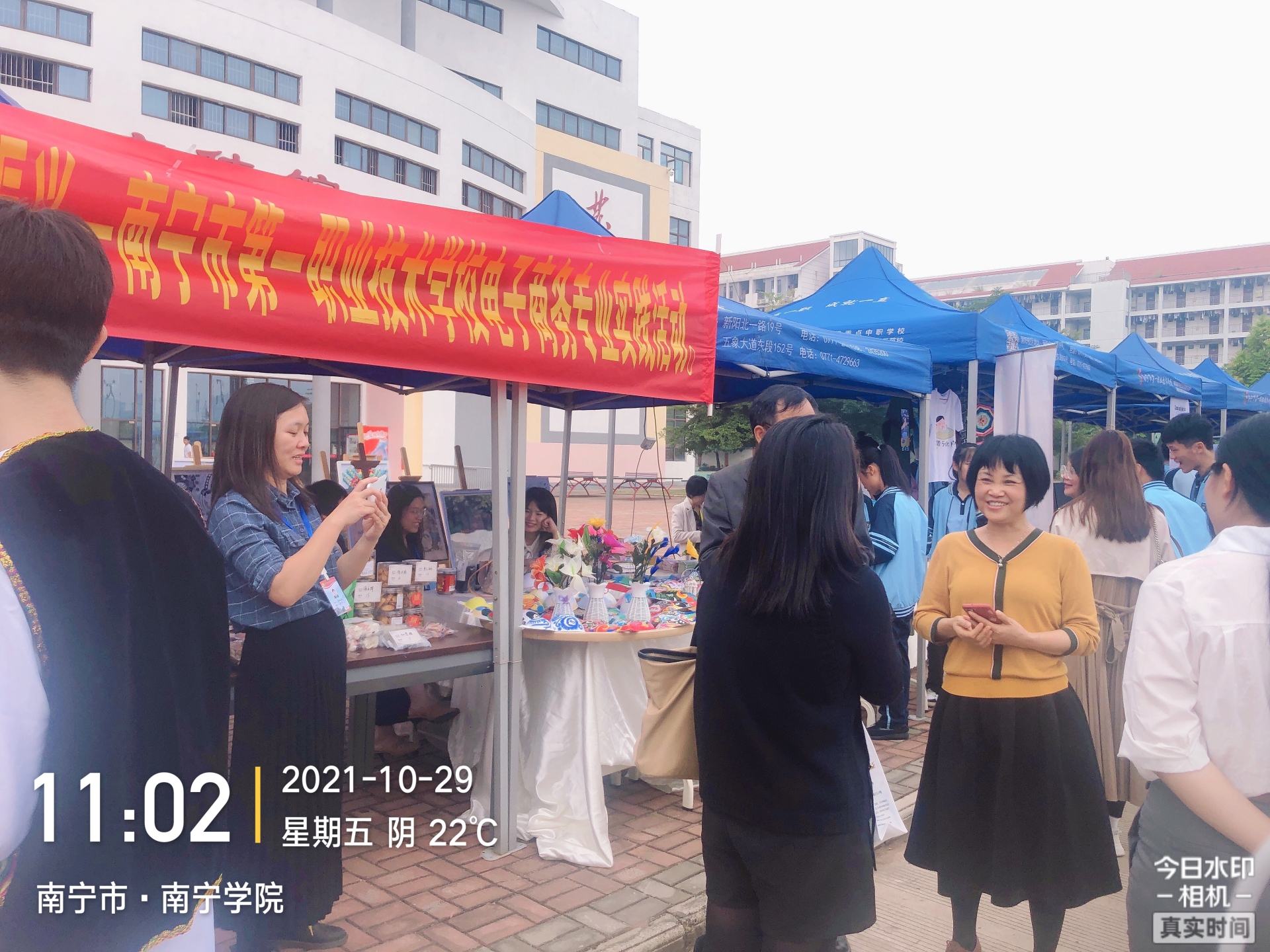 参观学生创新创业活动展示.png