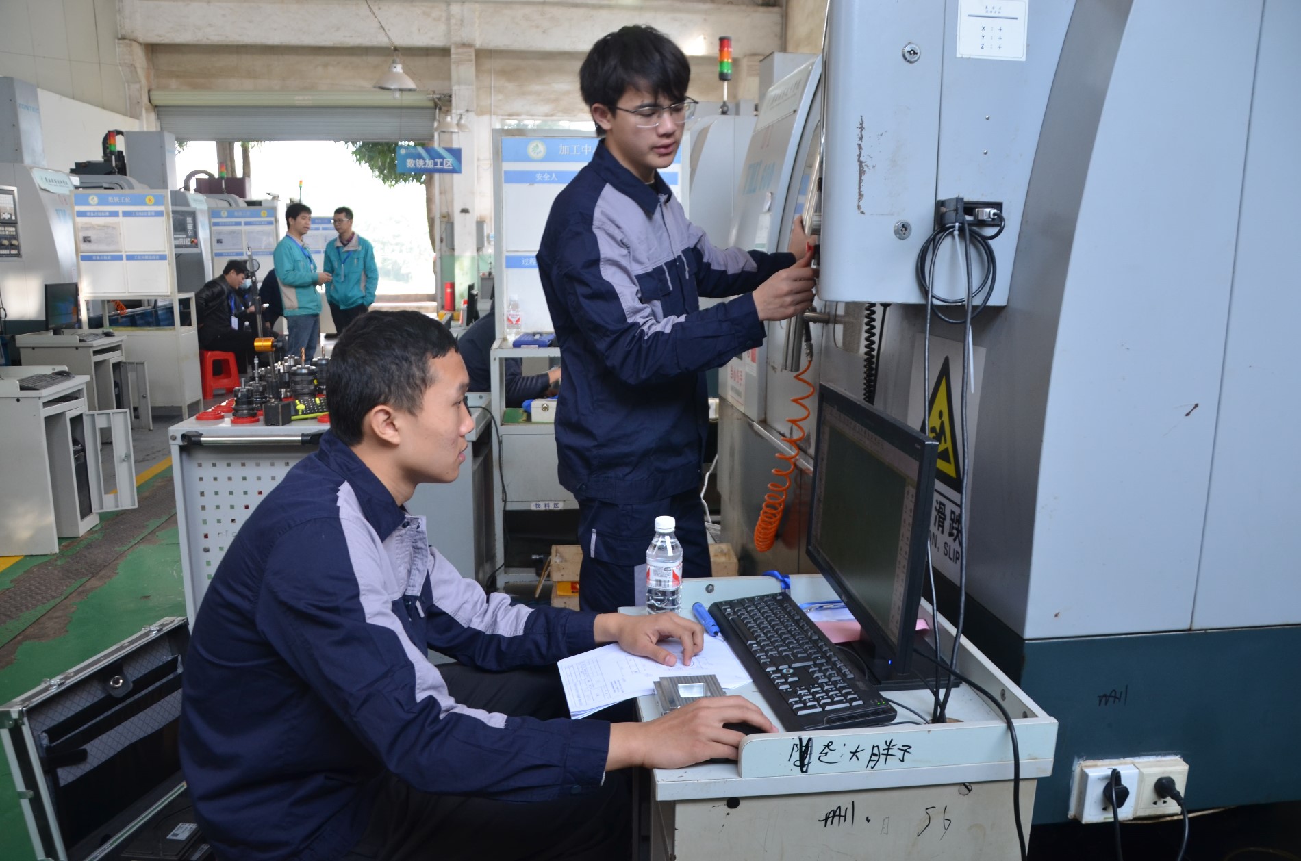 参赛选手操作机床2.JPG