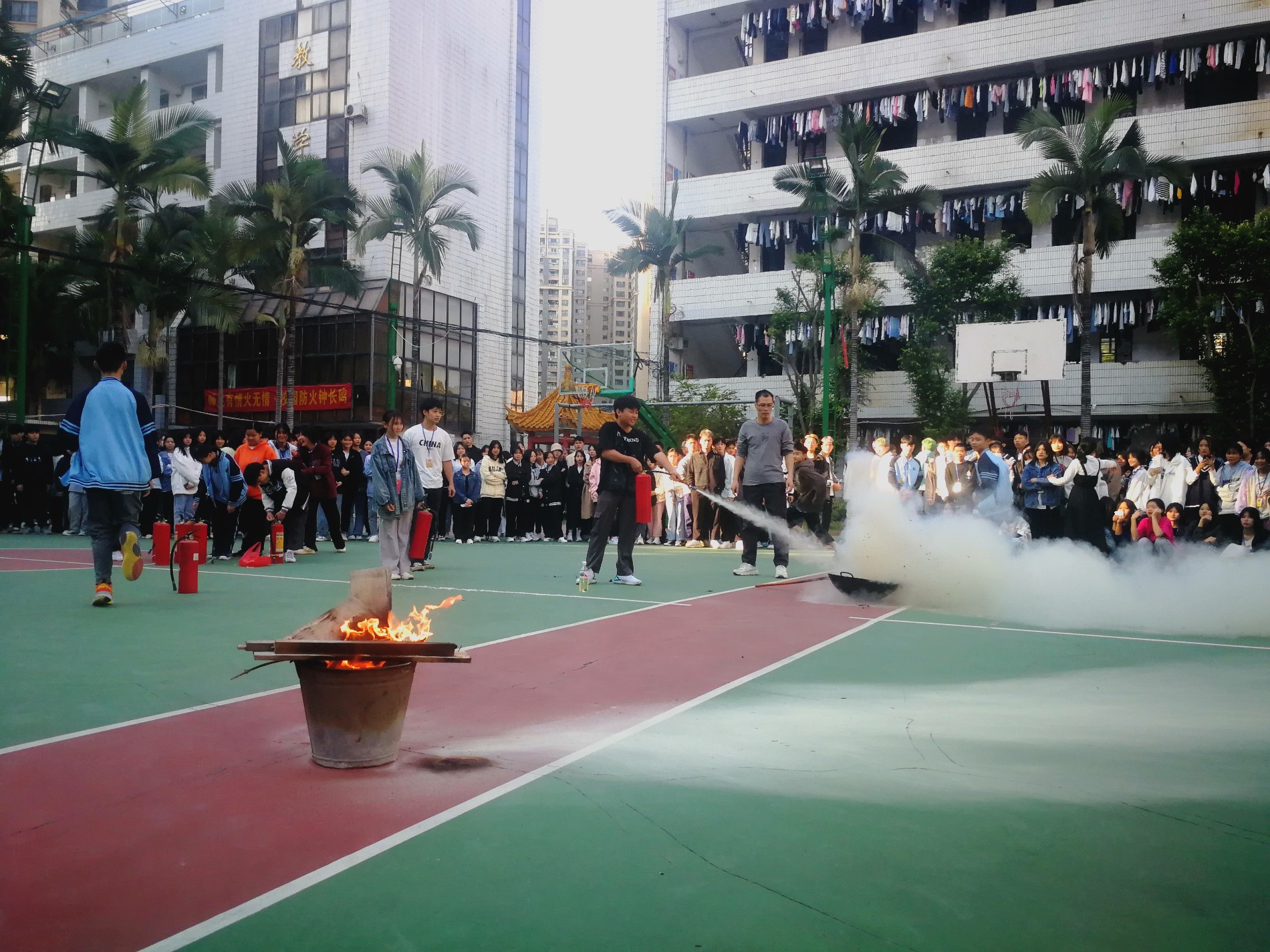 学生尝试使用灭火器进行灭火.jpg