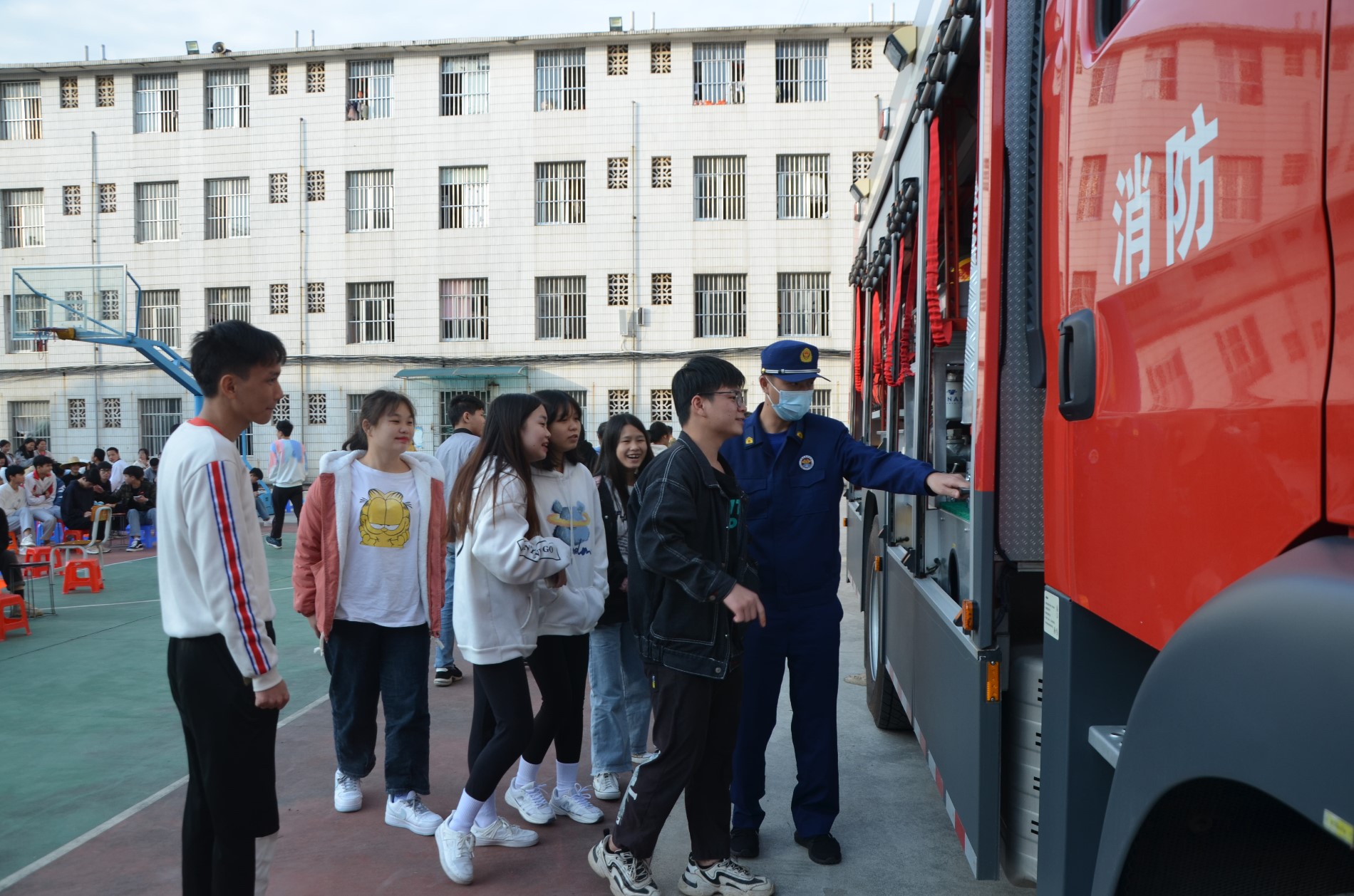 组织学生参观消防车等应急设备（图1）.JPG