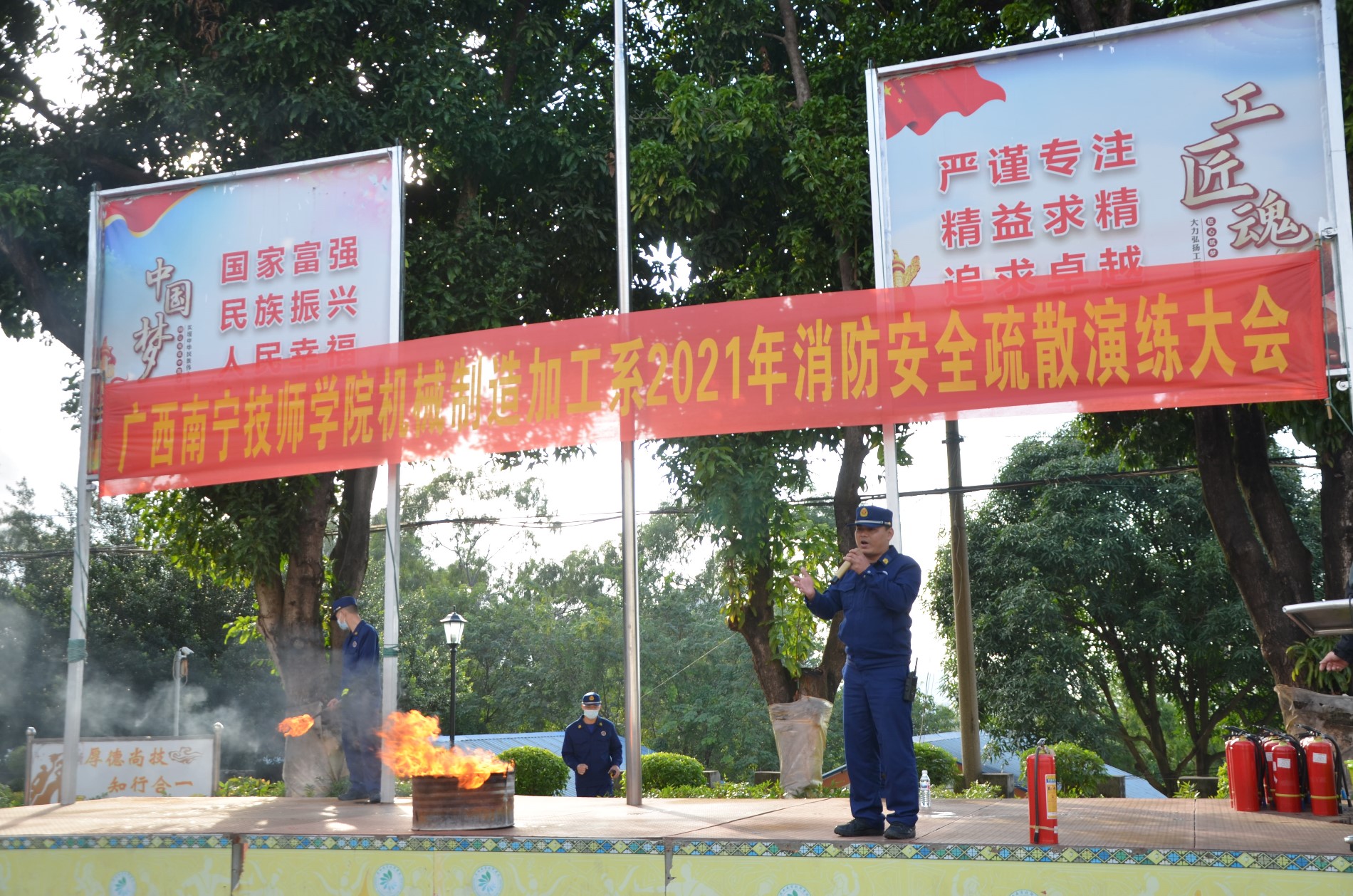 马基祥教官讲解注意事项与灭火器的使用方法.JPG