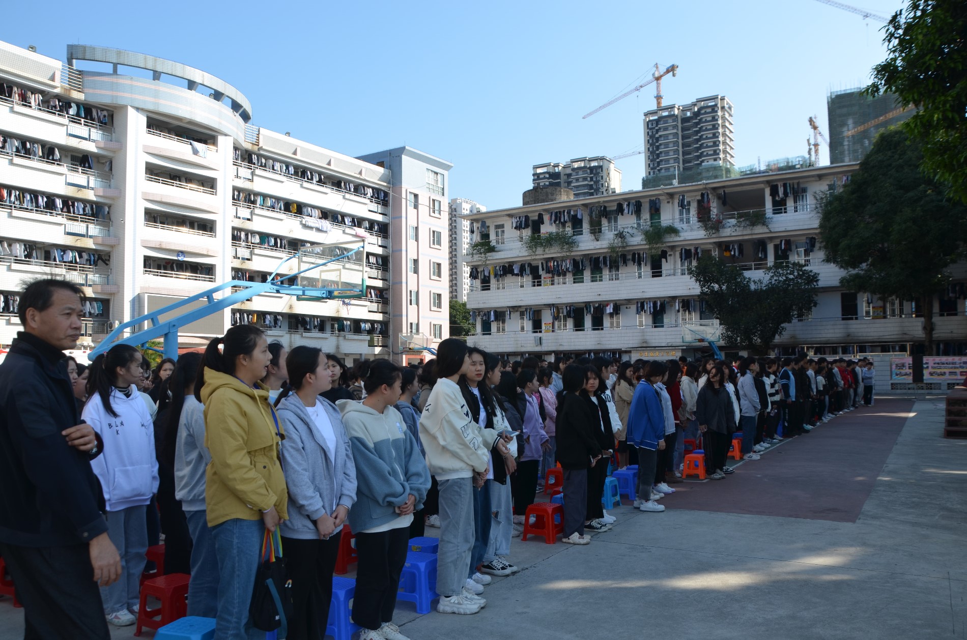 演练撤离至指定位置集合考勤.JPG