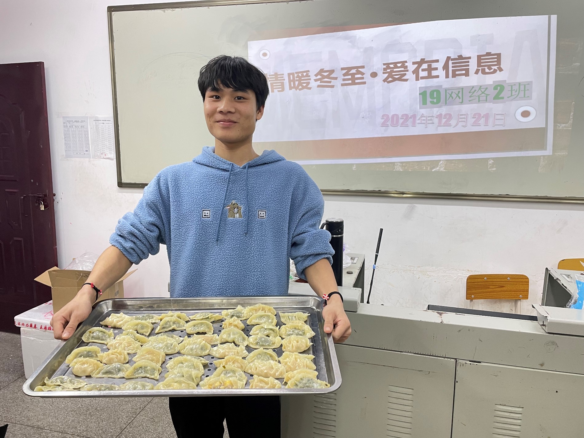 一轻校区同学展示包饺子成果.jpg