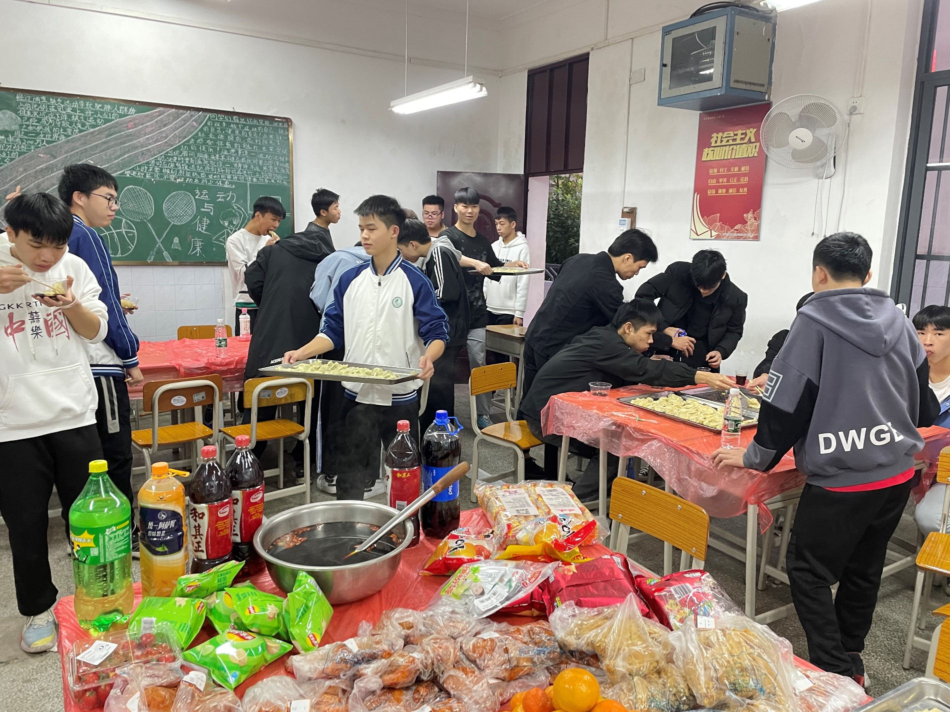 一轻校区包饺子活动现场.jpg