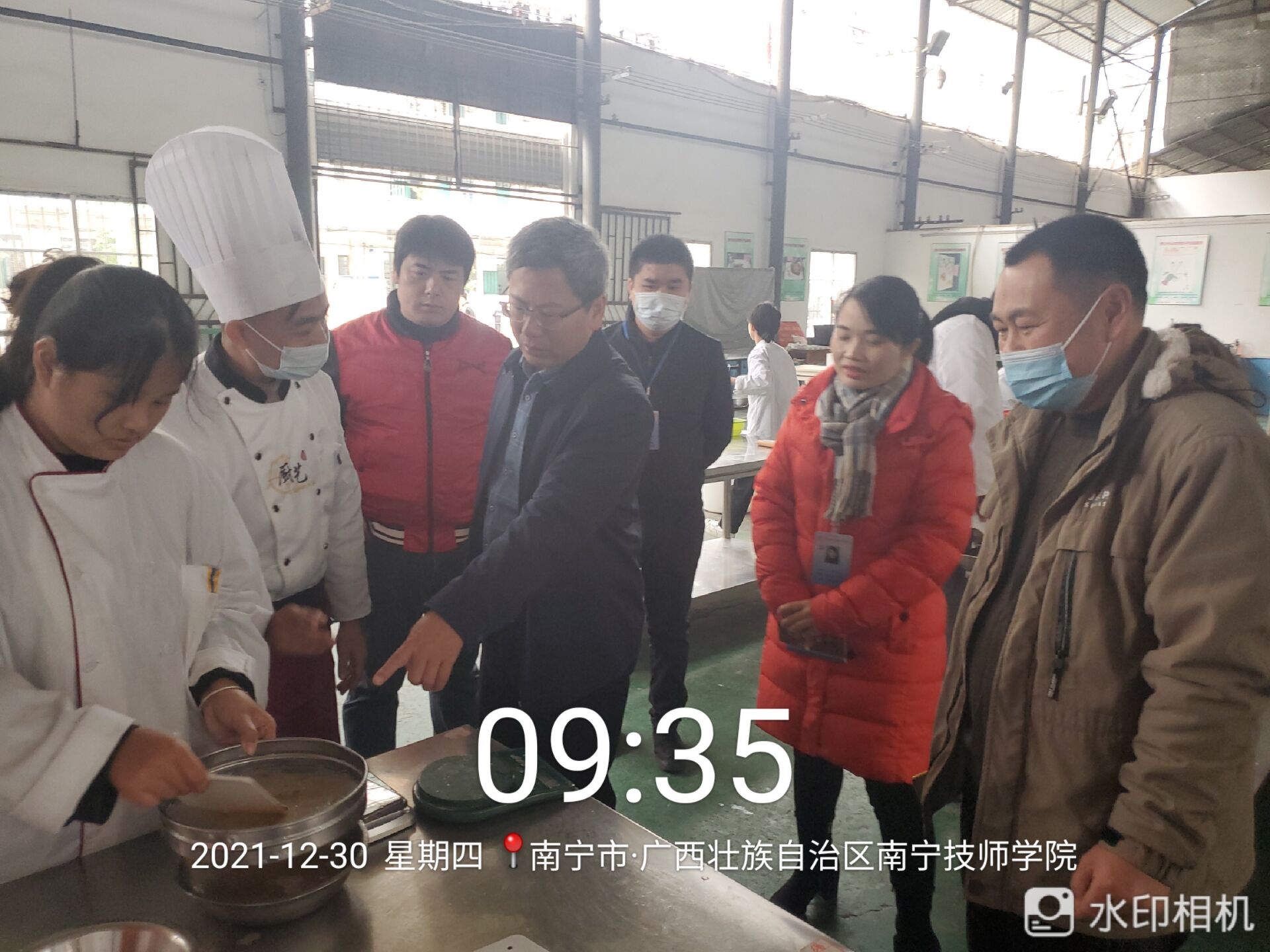 参观二轻烹饪实训室.jpg