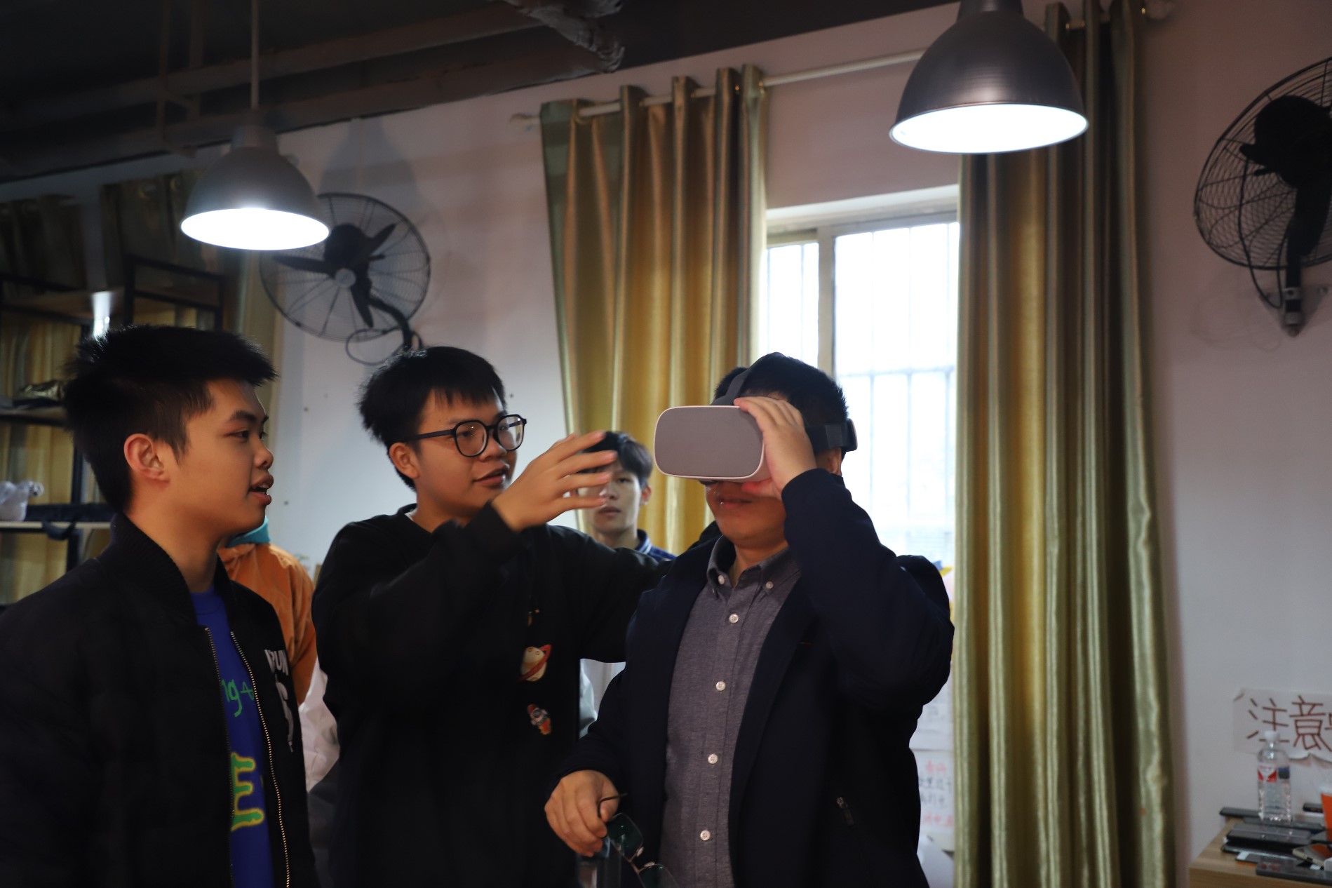 伍副院长体验VR场景互动.JPG