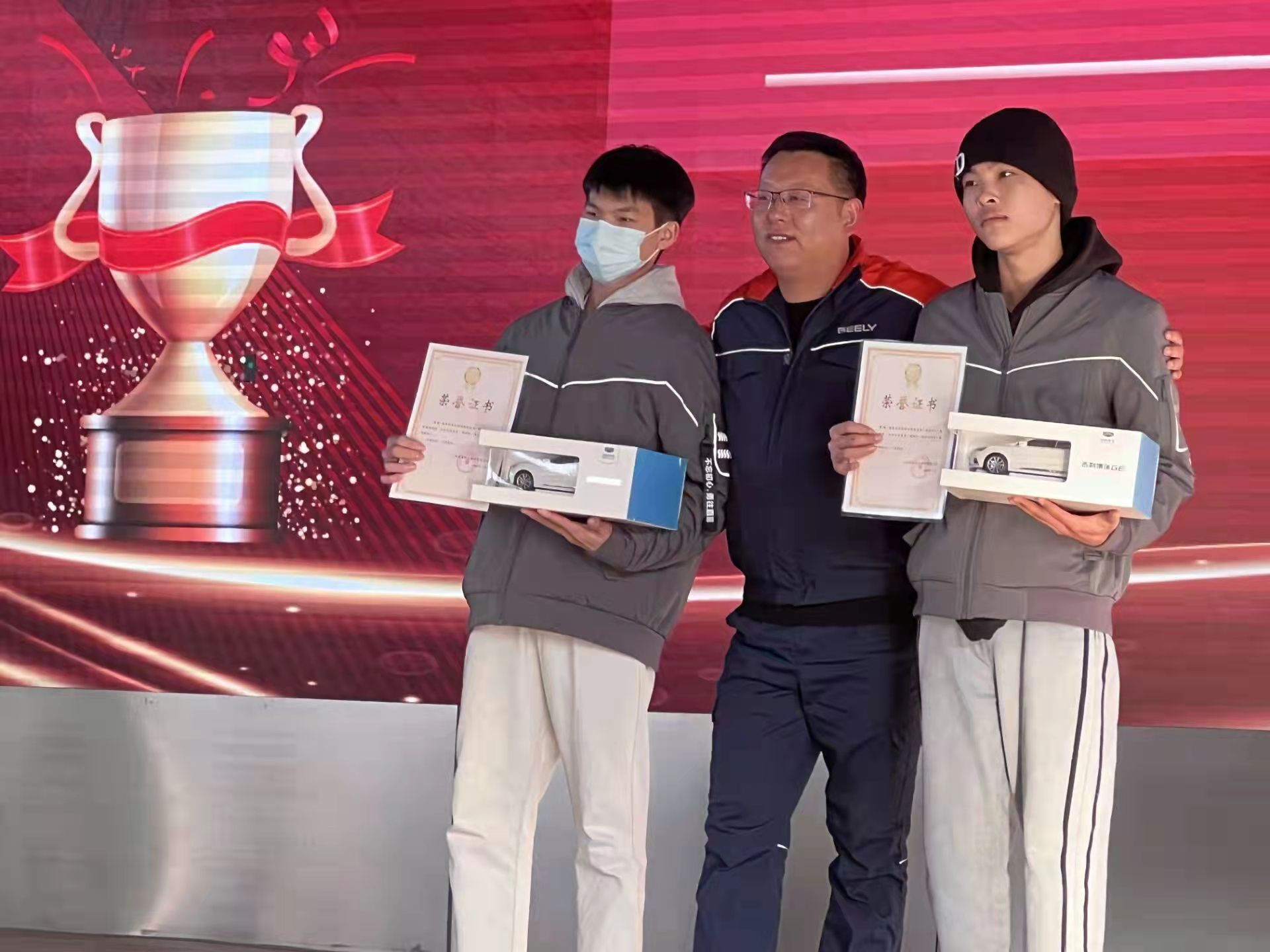 获得技能比赛奖项的同学.jpg