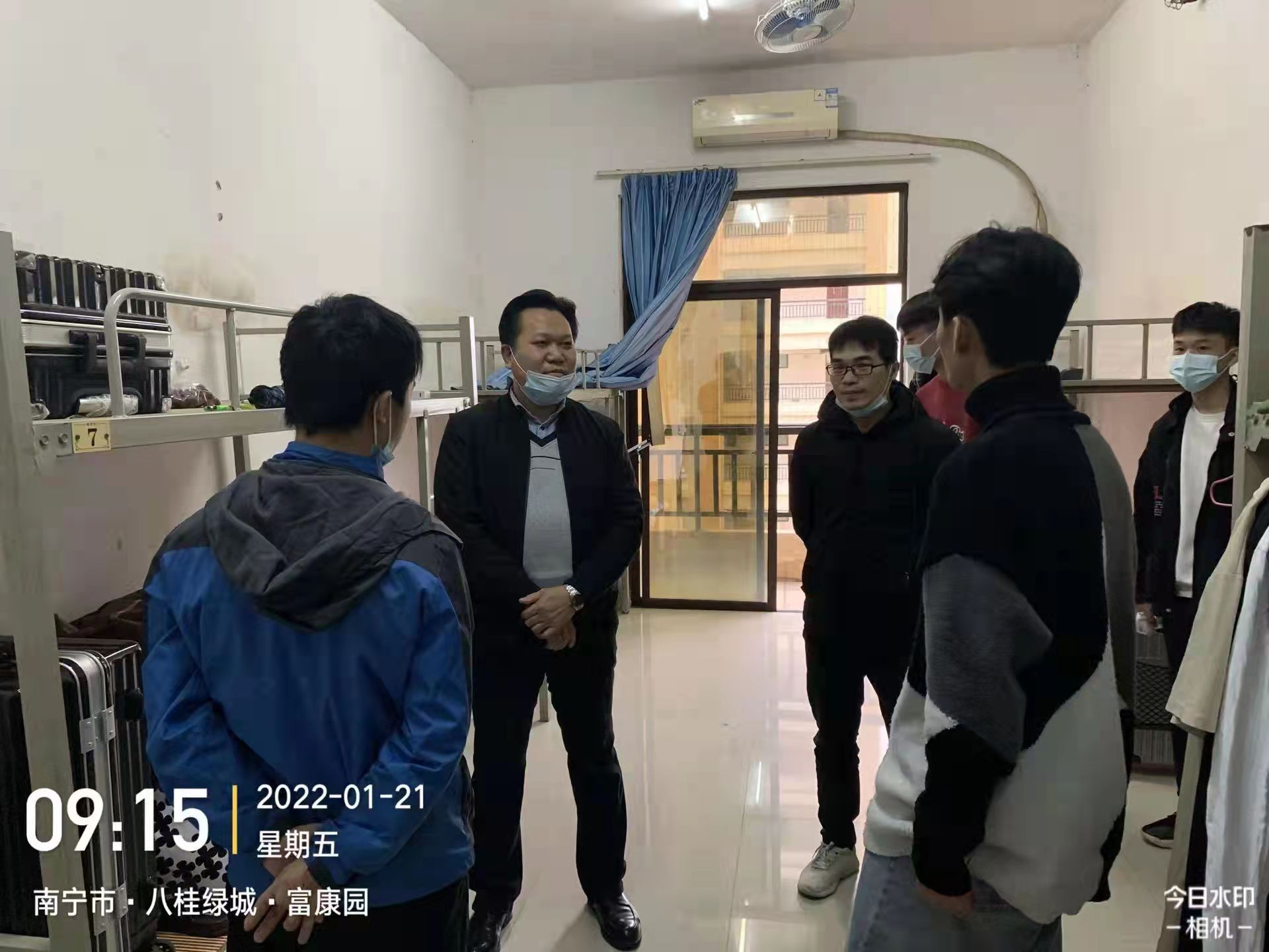 机电系领导和跟岗实习的同学交流实习收获.jpg