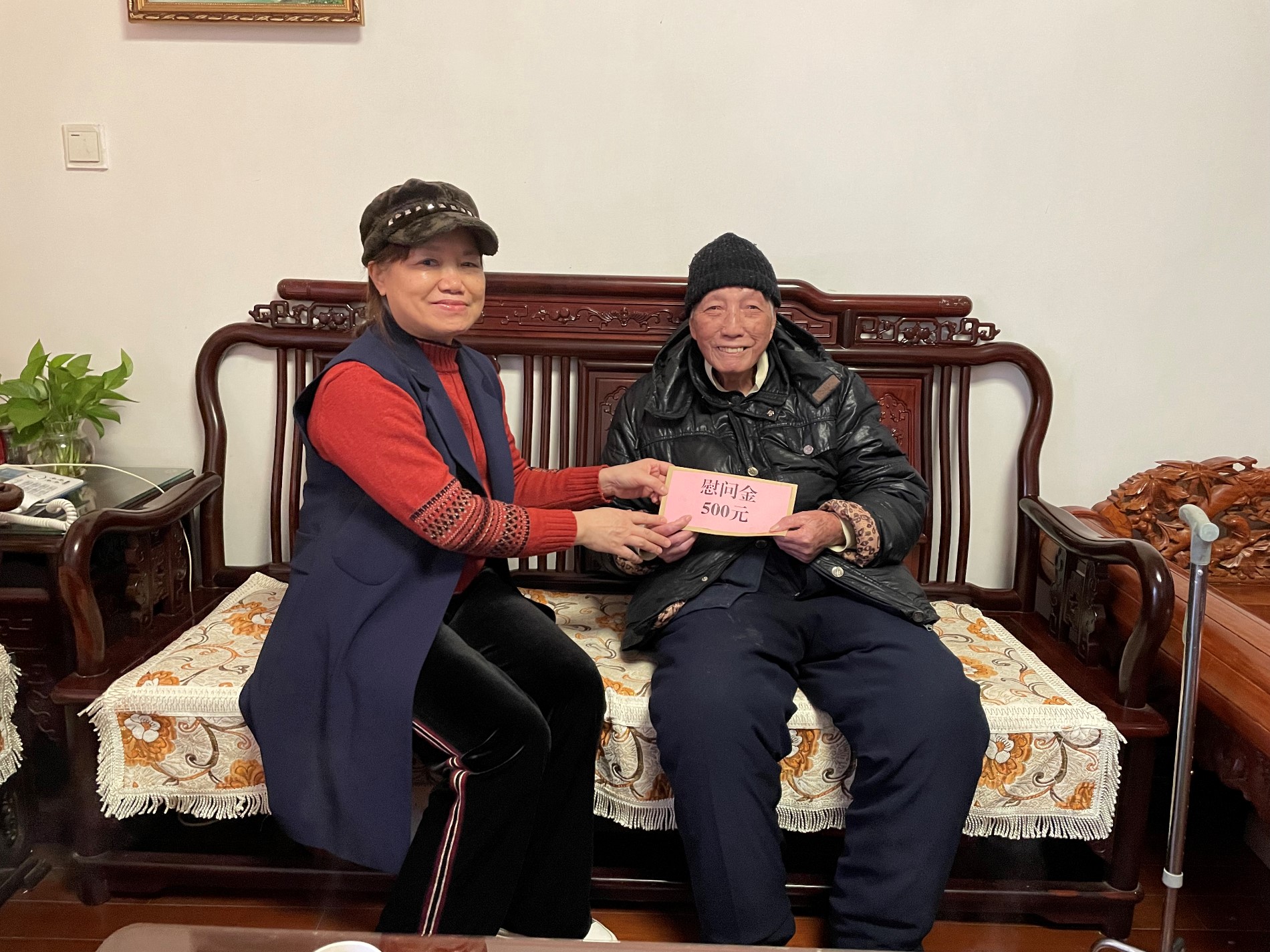 学院副院长韦小延慰问老党员.JPG