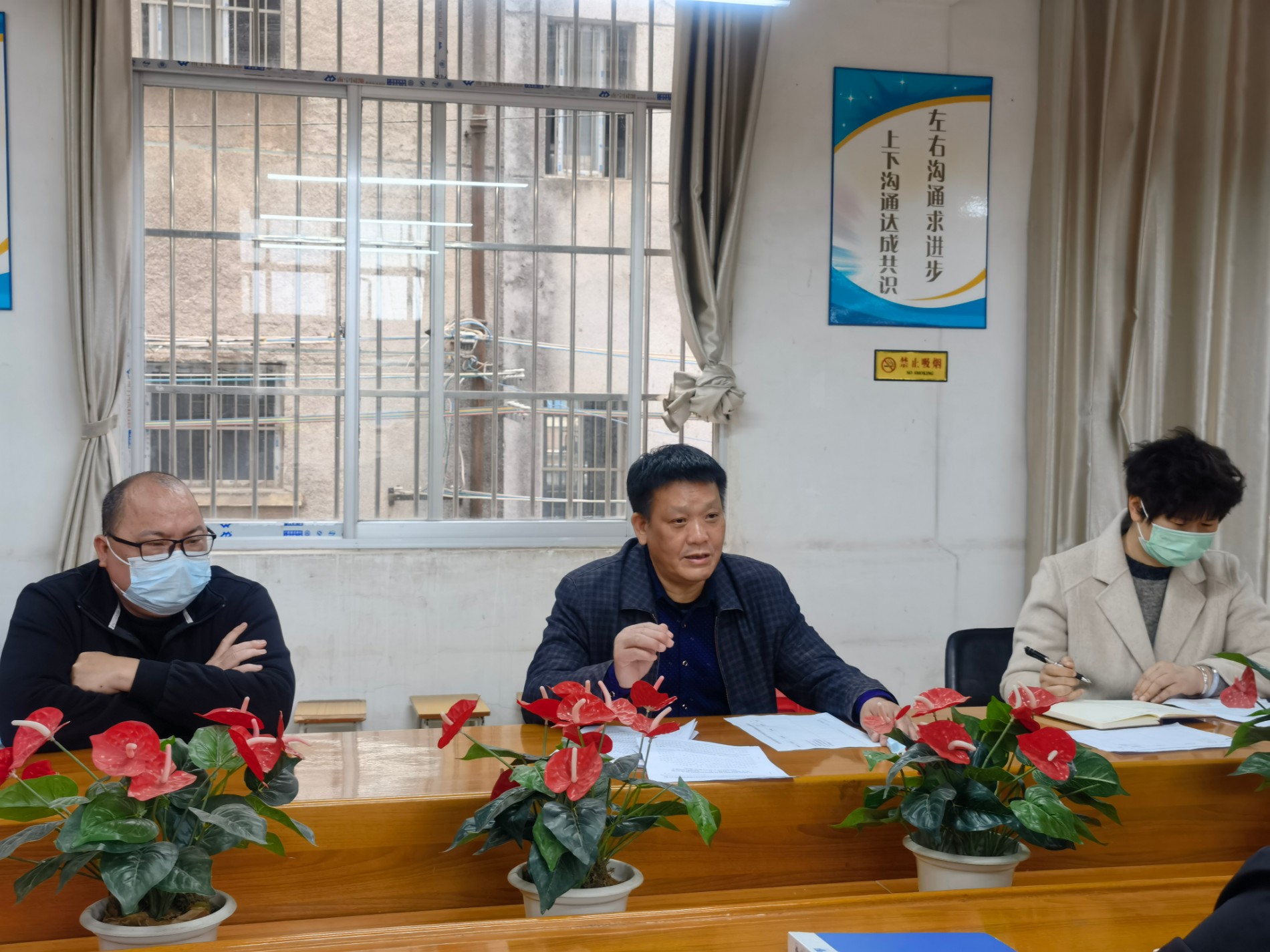 西乡塘区人大常委会副主任蓝日军对校区疫情防控工作提出要求.jpg