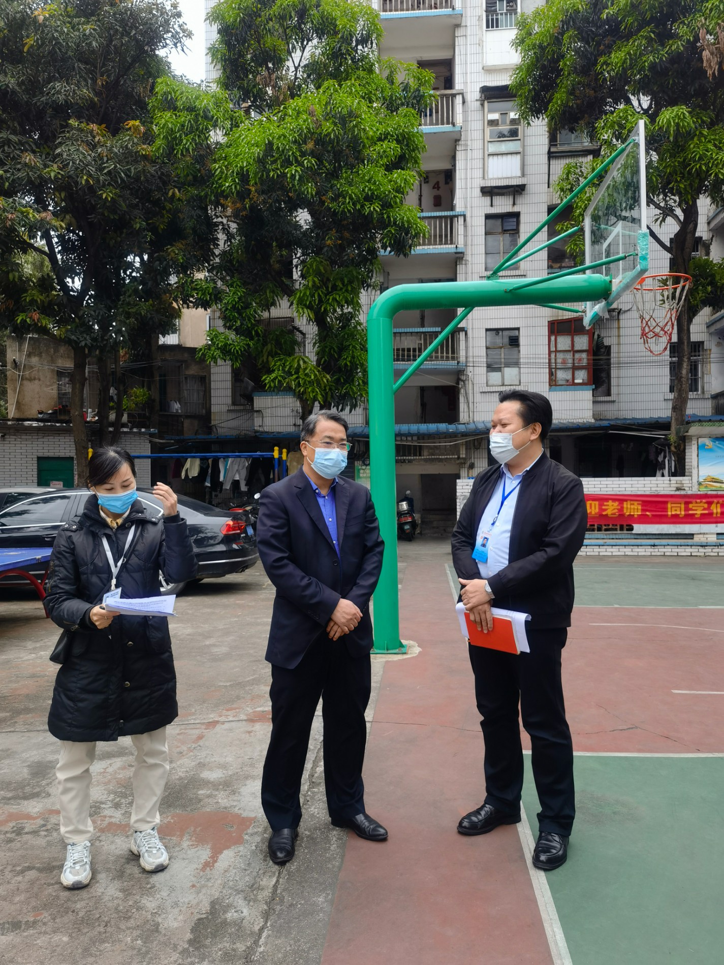 西乡塘区政协党组成员韦居宁到二轻校区检查疫情防控工作.jpg