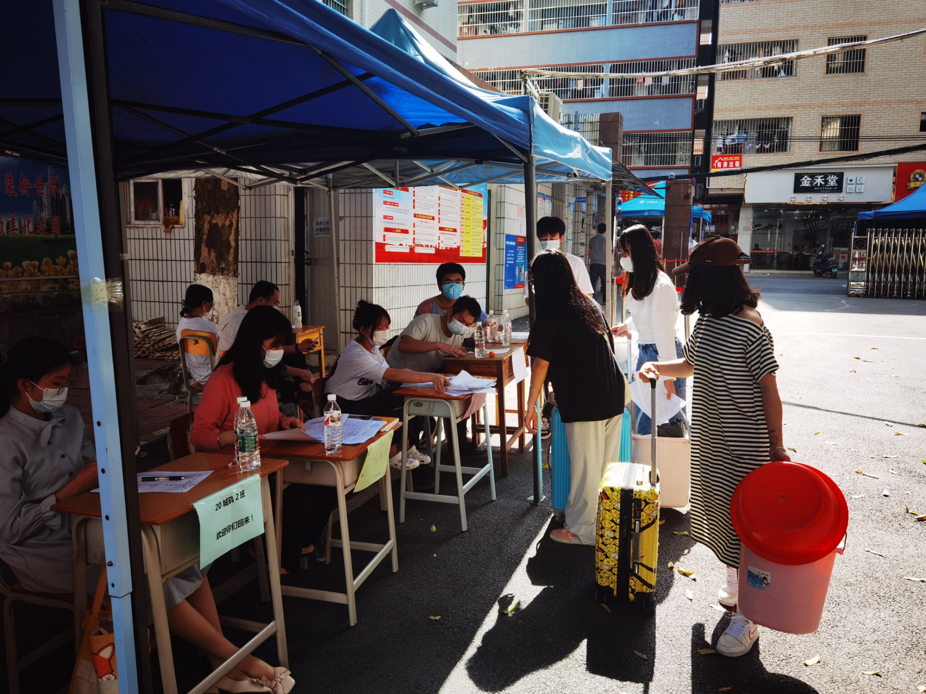 返校同学向班主任报到.jpg