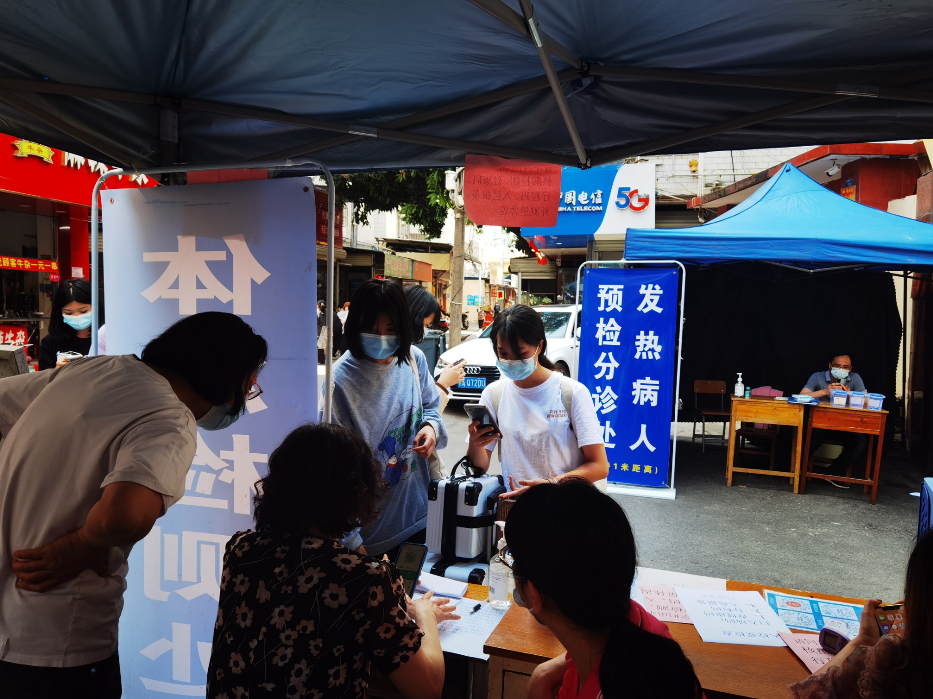 返校同学向老师出示健康码行程码核酸证明.jpg