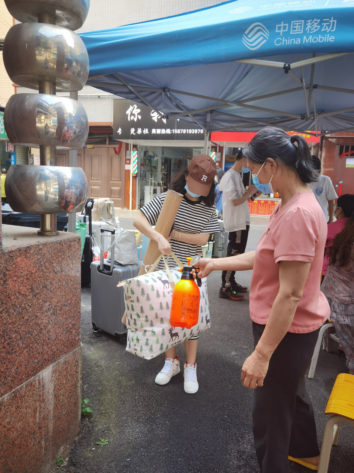 入校之前进行行李消杀.jpg