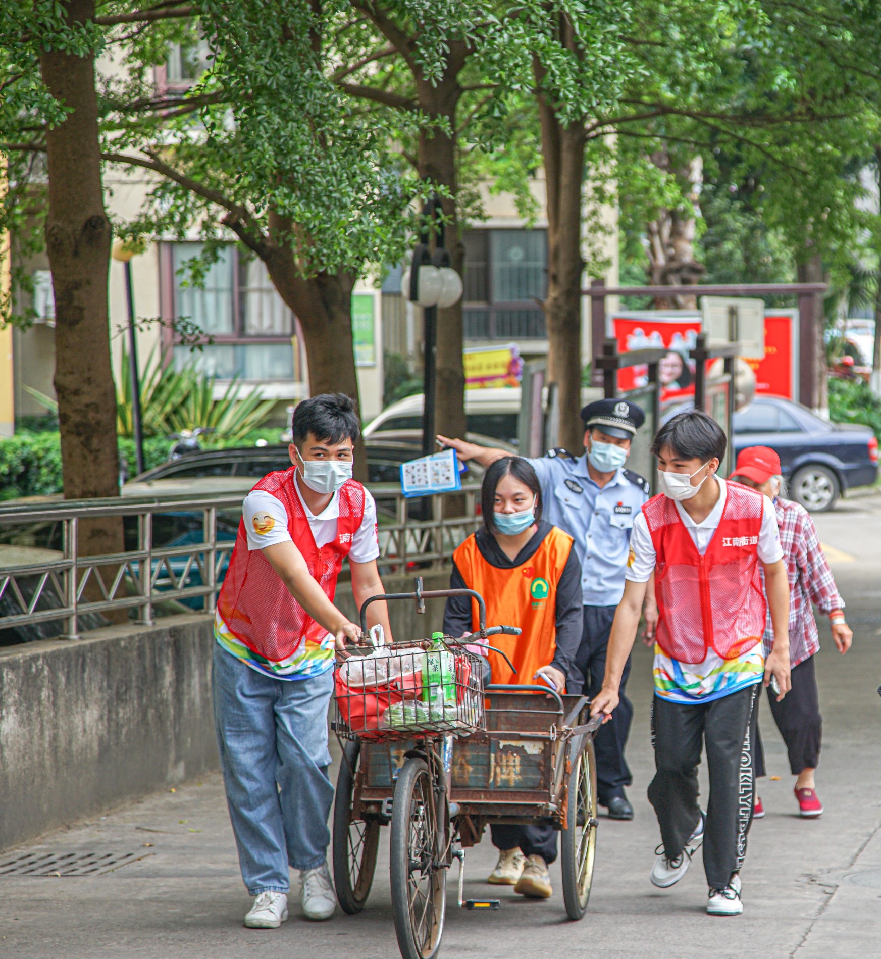 帮助社区老奶奶推车.JPG