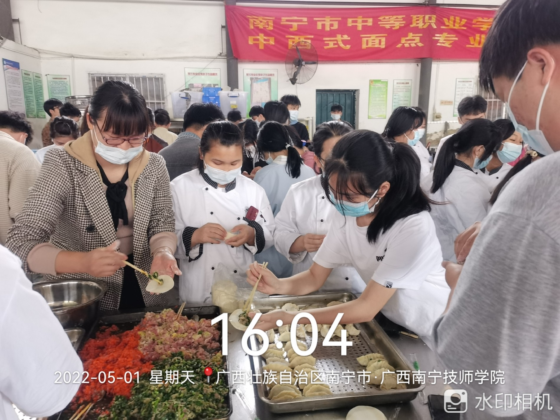 学生工作组黄莹副科长带领学生一起包饺子.jpg