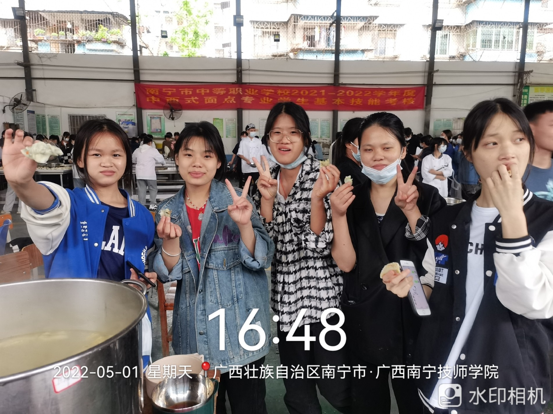 学生在开心地吃饺子.jpg