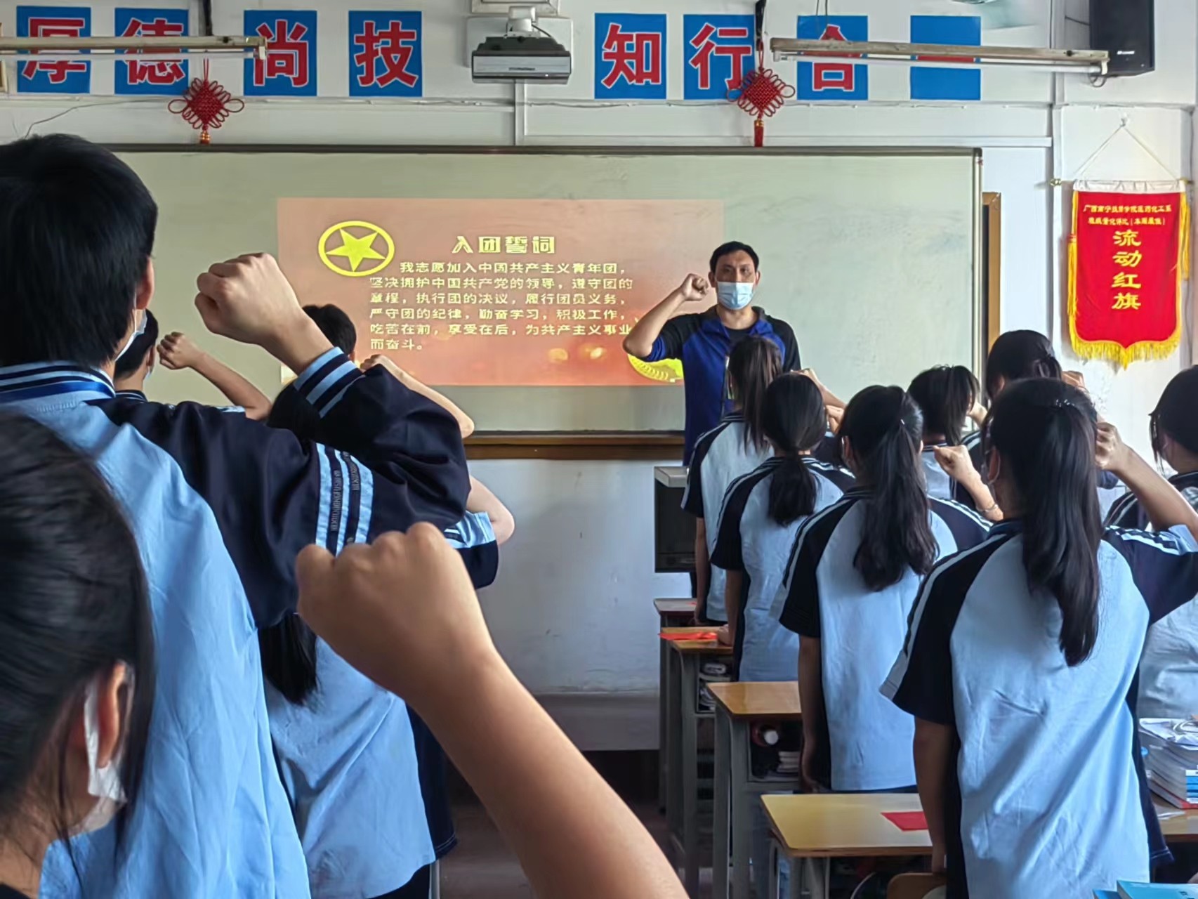 团员们重温入团誓词.jpg