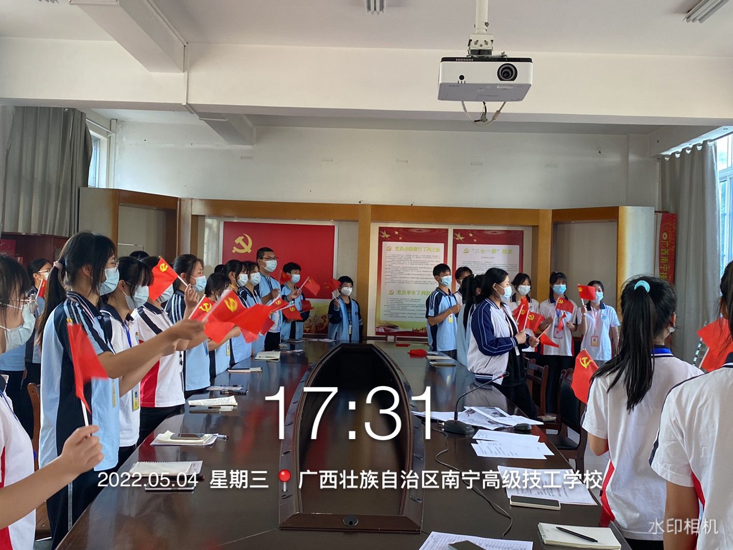 同学们一起唱响共青团之歌.png