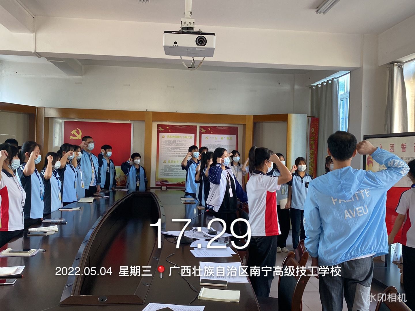 系团总支书记陆兆剑的带领下重温了入团誓词.png