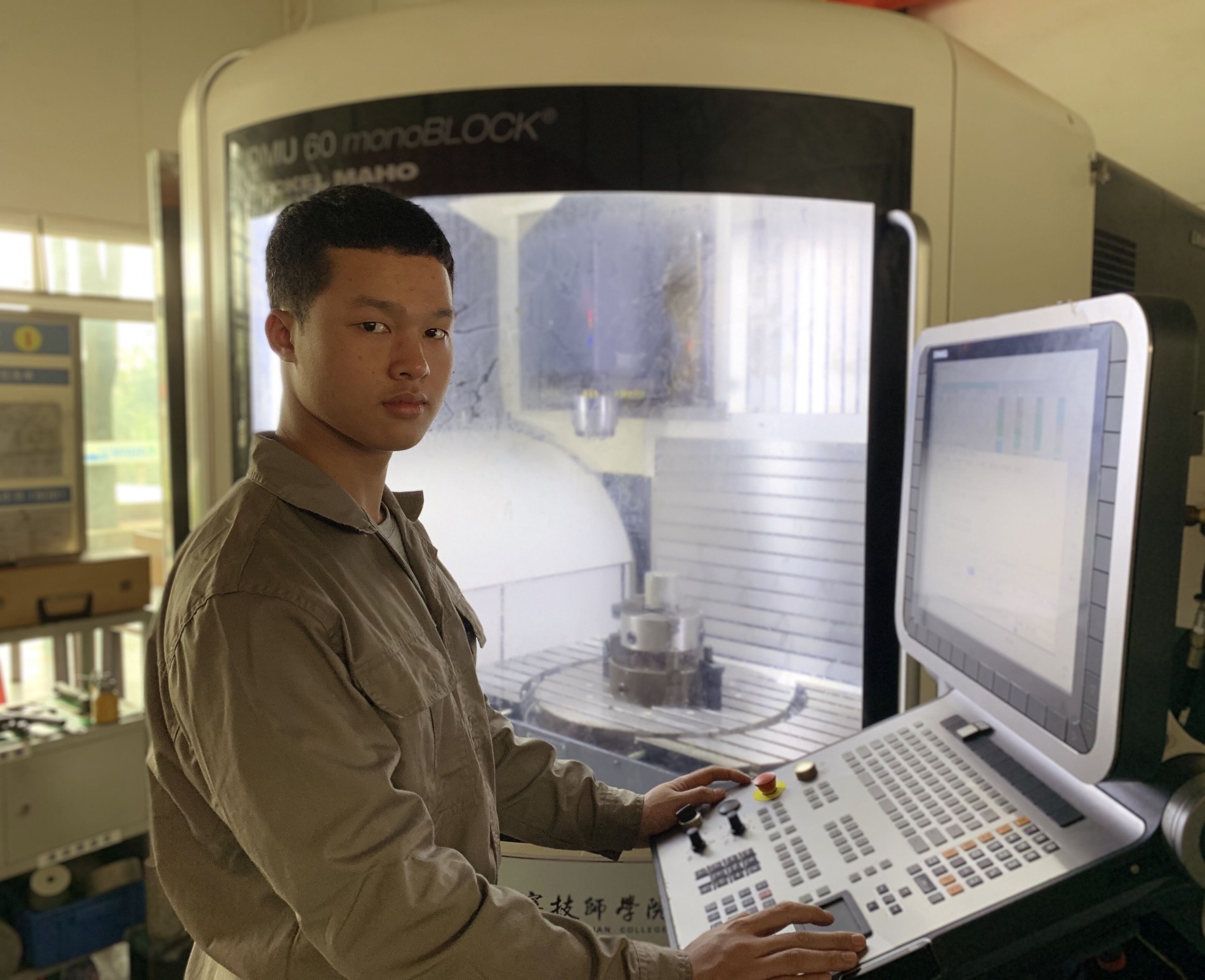 16级高模1班李有成同学操作五轴数控机床.jpg
