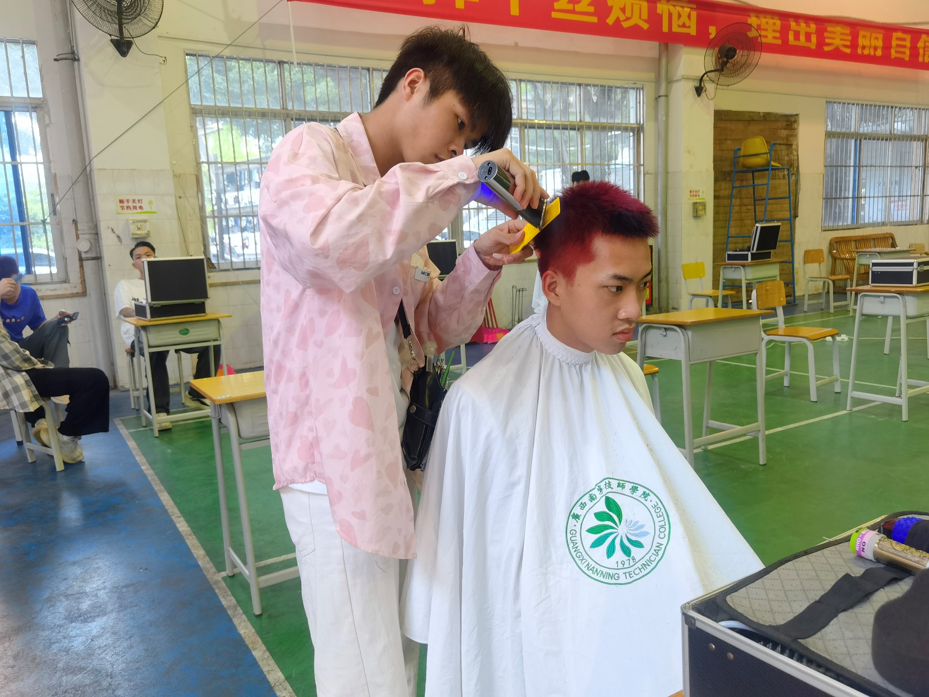 精湛的剪发技艺.jpg