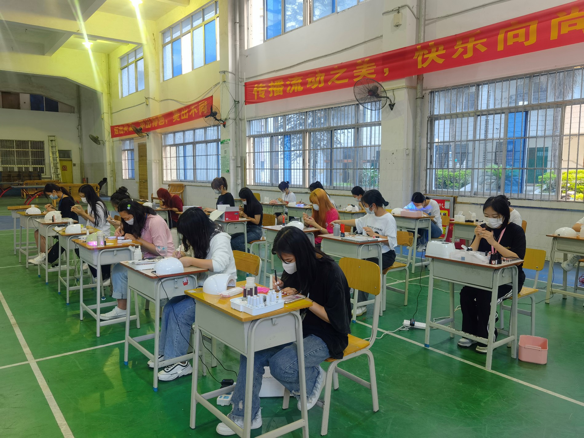 美甲现场.jpg