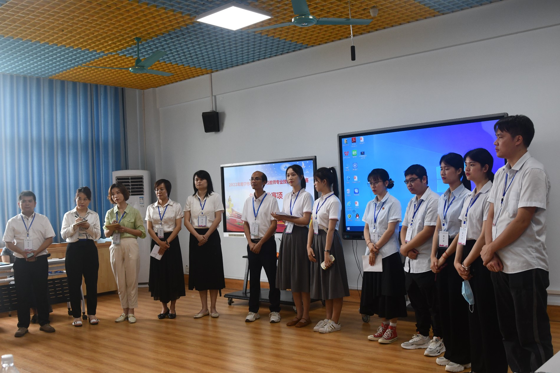 创新创业选手们聆听专家评委的点评.JPG