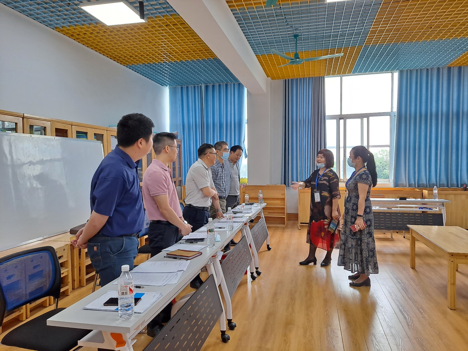 学院领导与评委们进行交流.jpg