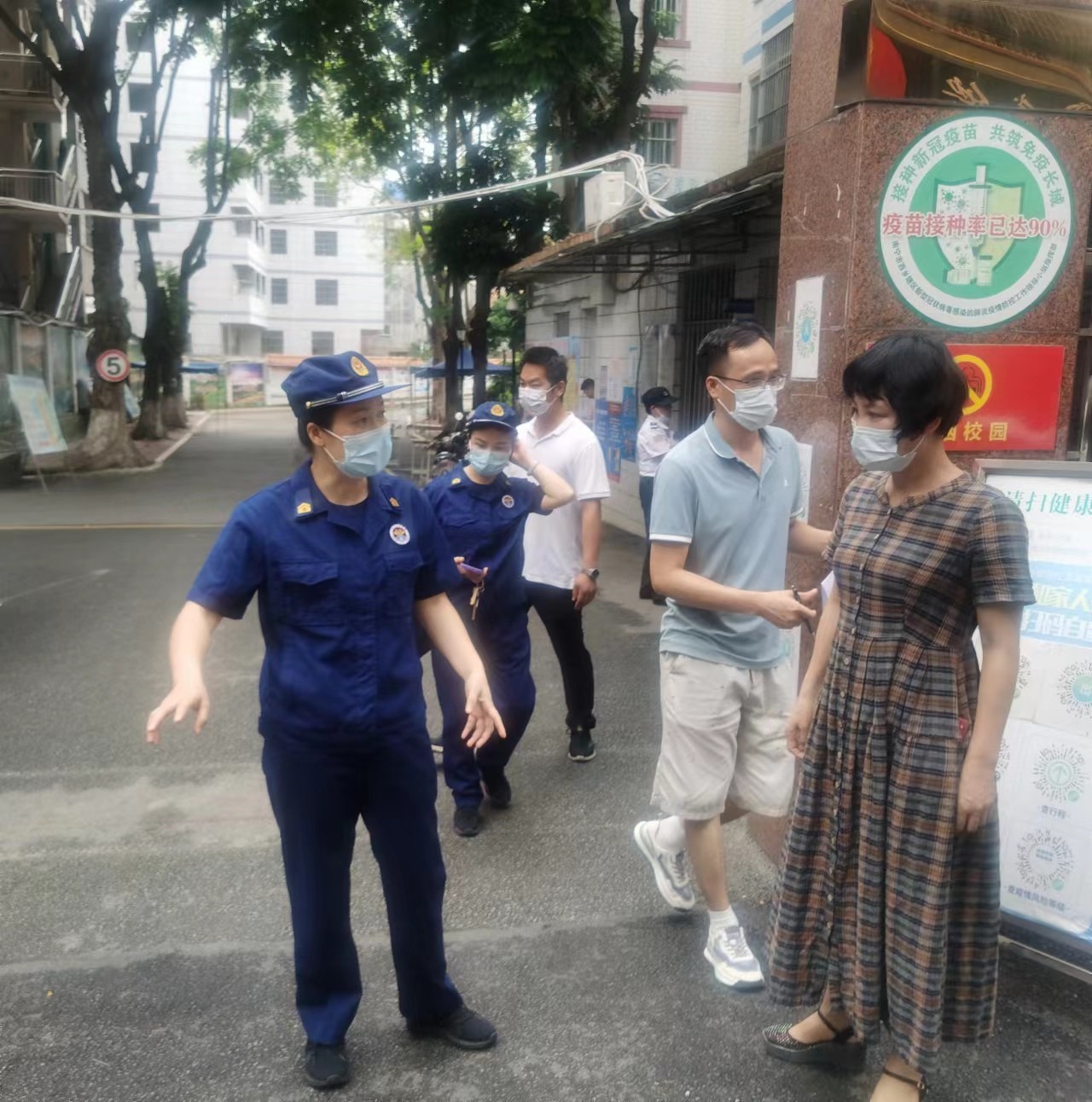 消防大队工作人员消防通道指导.jpg
