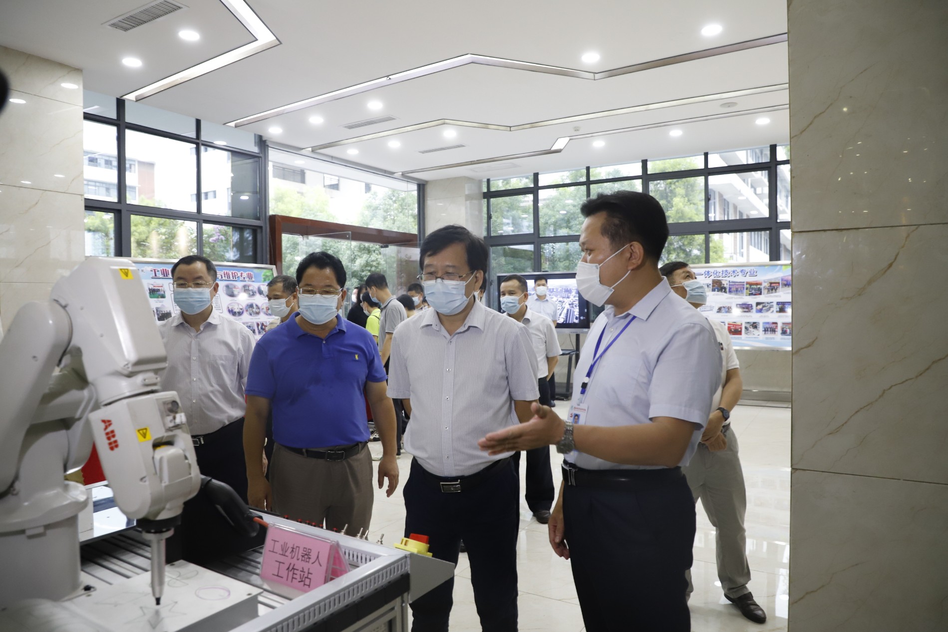 市人大常委会调研组参观机电工程系实训室 (2).JPG