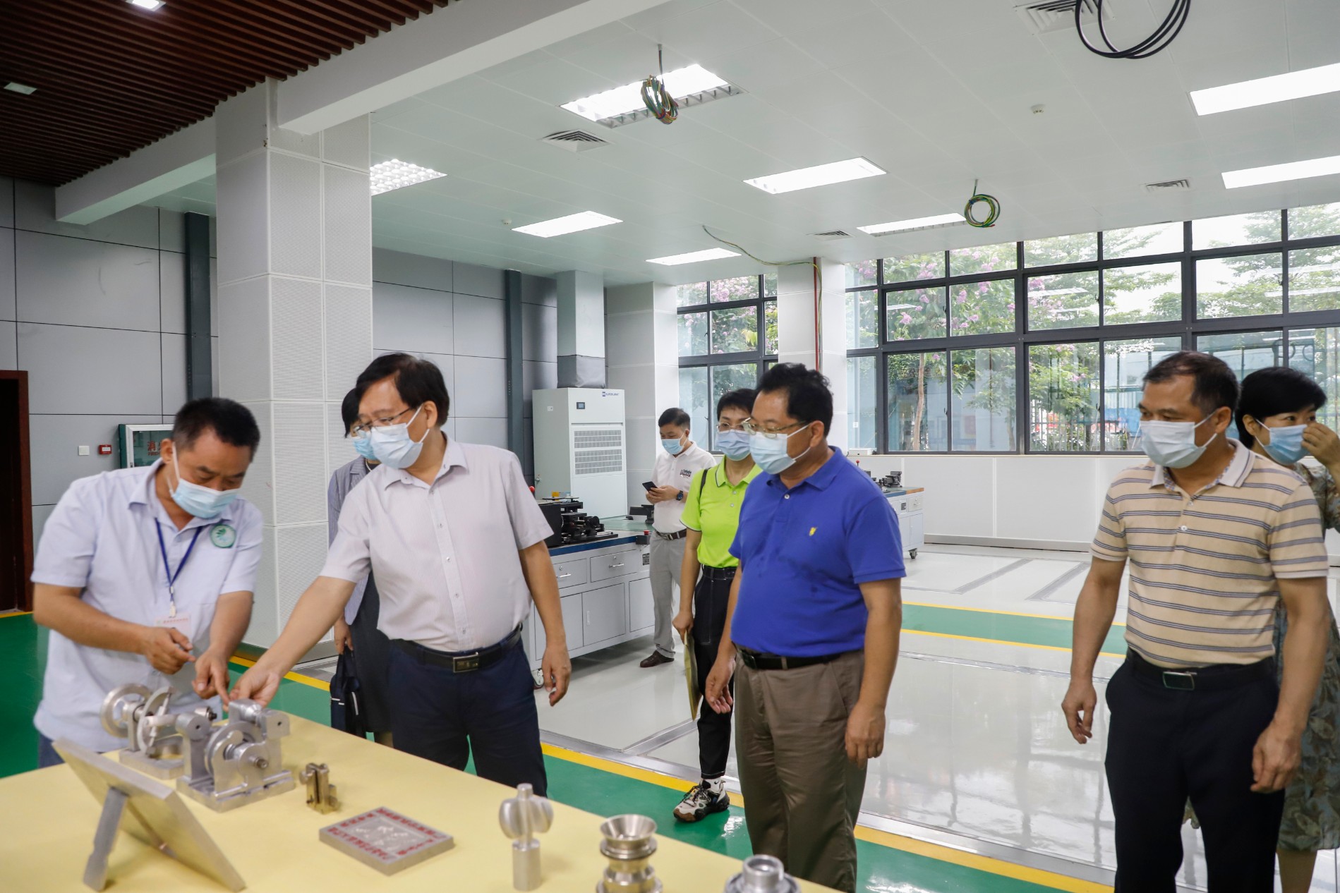 市人大常委会调研组参观机械制造加工系学生作品.JPG