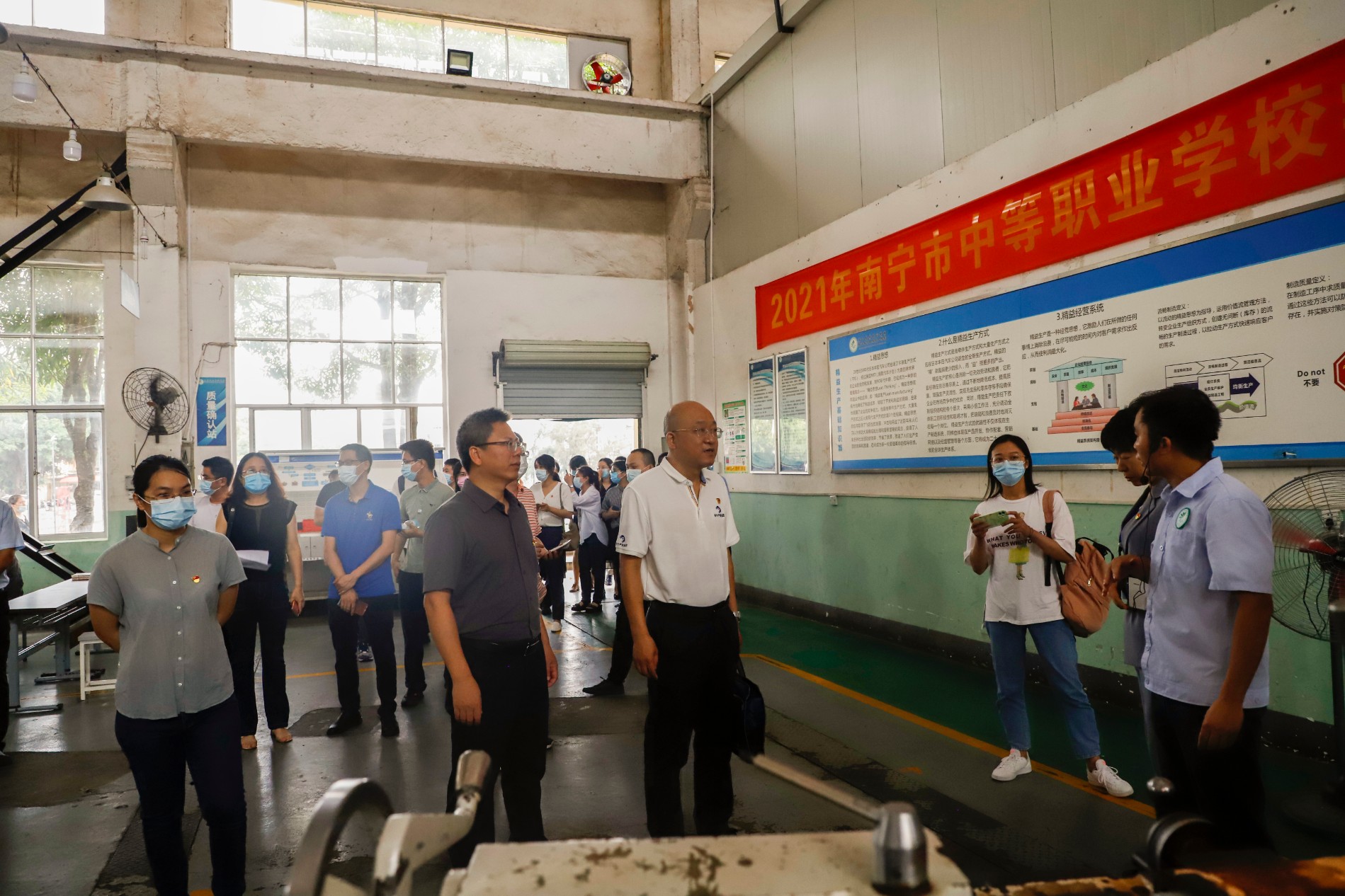 与会人员参观机械制造加工系实训室.JPG