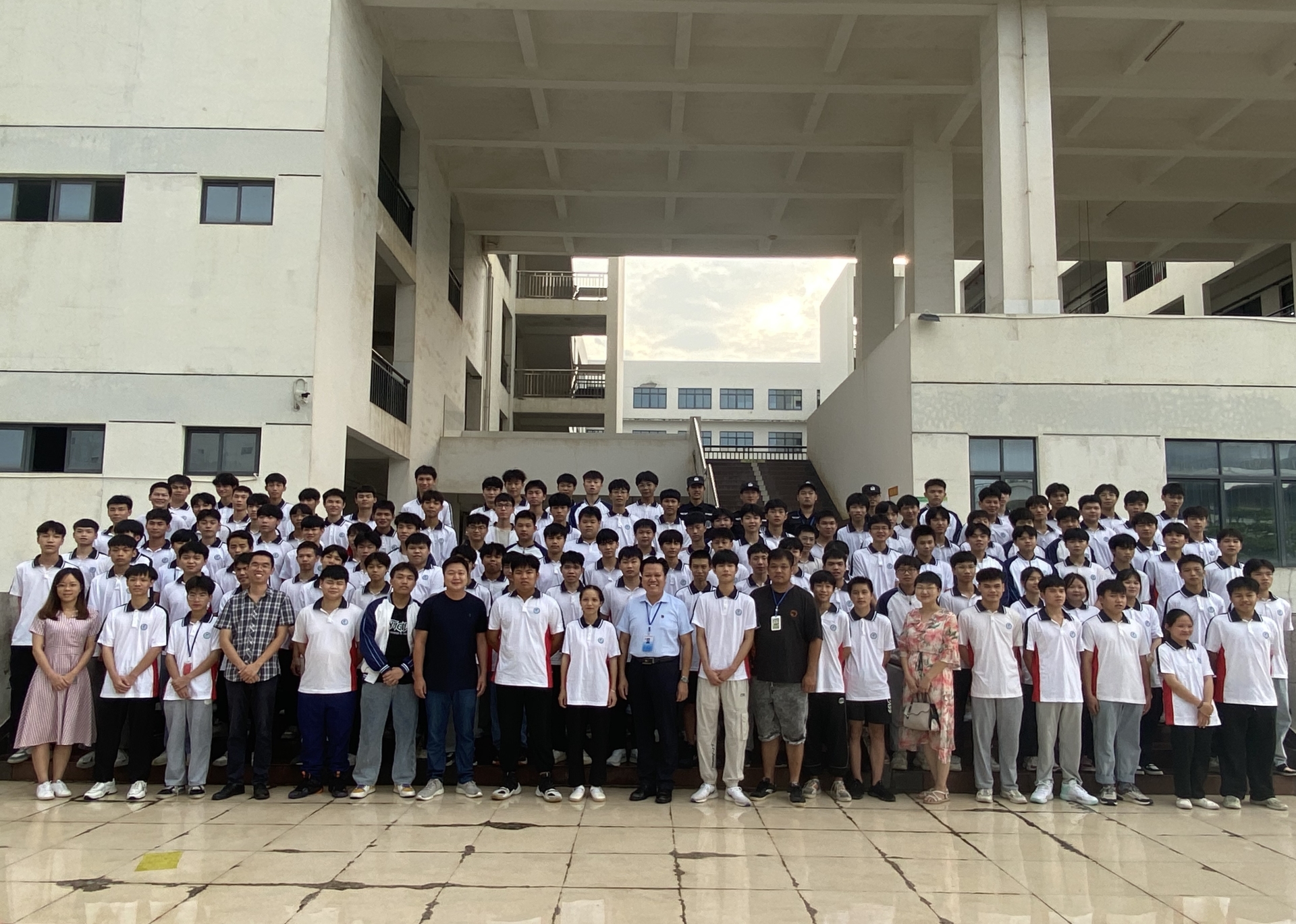 领导、老师和全体学生干部合影.png