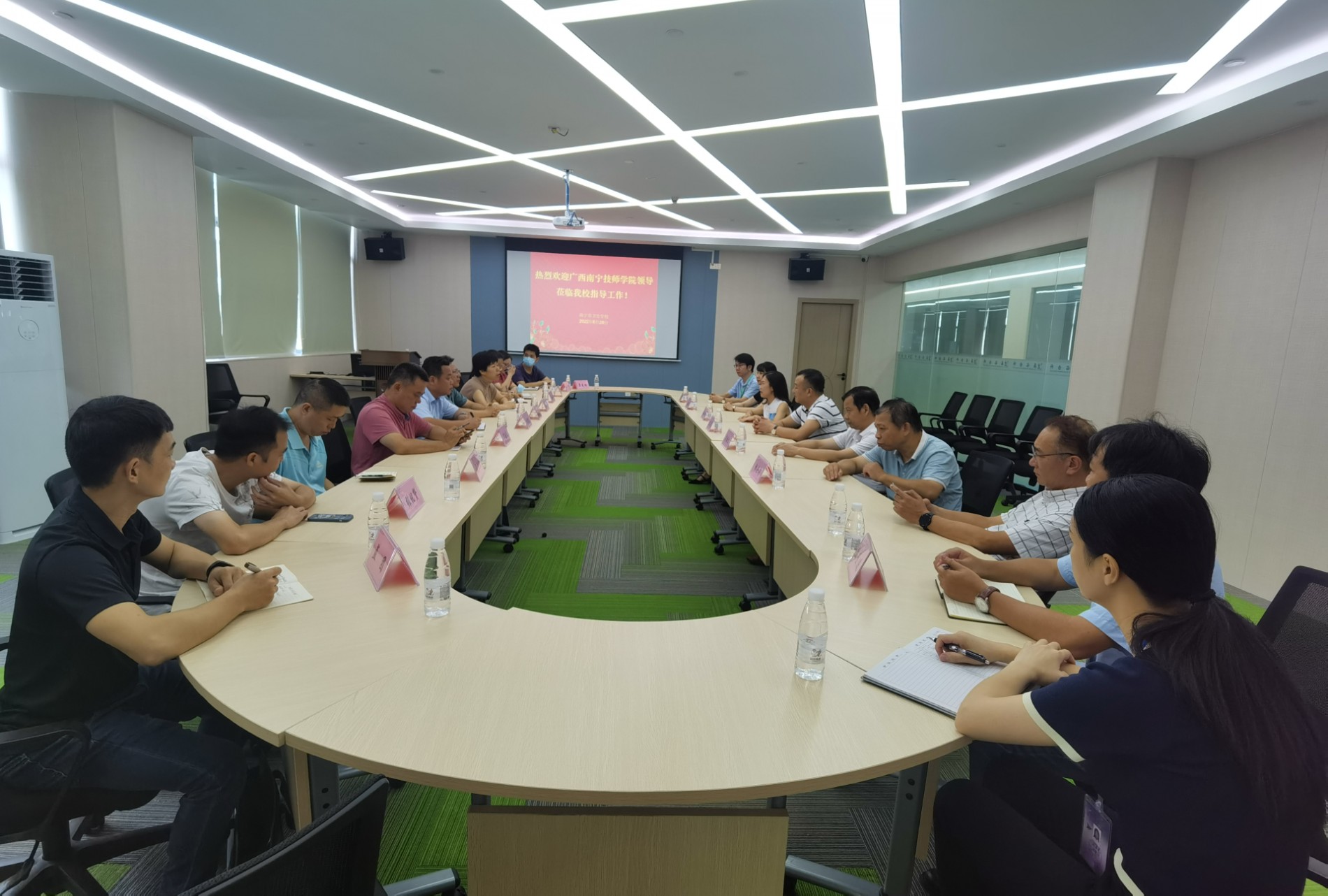 伍美新副院长带队赴南宁卫生学校学习交流1.jpg 伍美新副院长带队赴南宁卫生学校学习交流1.jpg