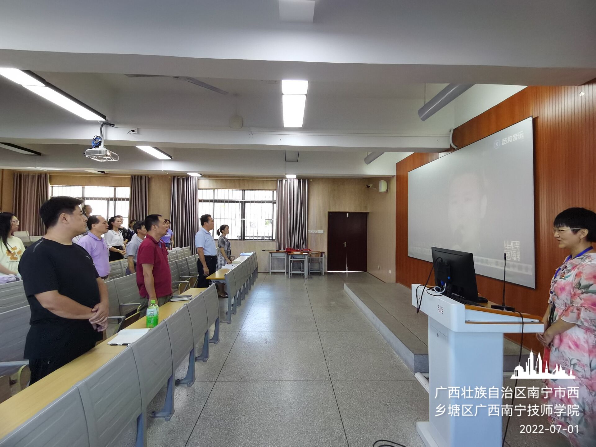 全体党员在党务干事张睿带领下学唱红色歌曲《党啊 亲爱的妈妈》.jpg 全体党员在党务干事张睿带领下学唱红色歌曲《党啊 亲爱的妈妈》.jpg