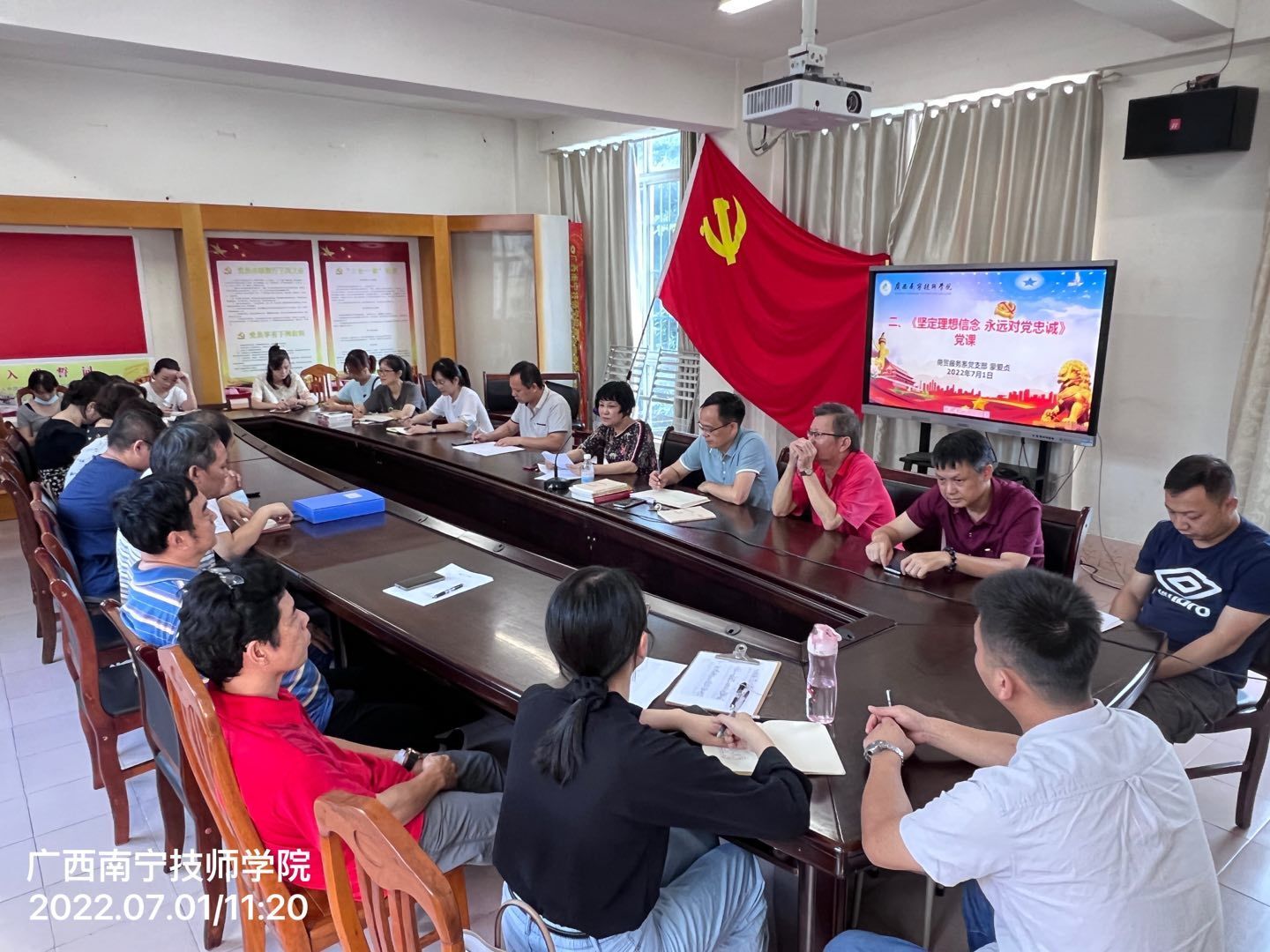 支部书记蒙爱贞上党课.jpg 支部书记蒙爱贞上党课.jpg