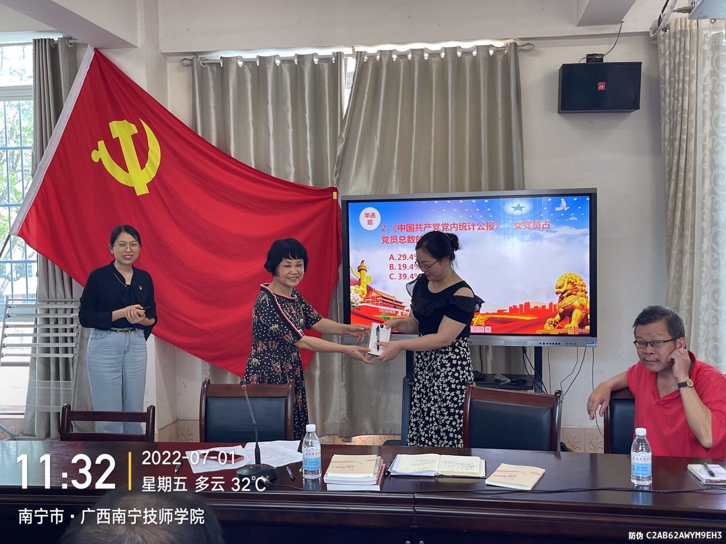 支部书记为答题正确的党员发奖品.jpg 支部书记为答题正确的党员发奖品.jpg
