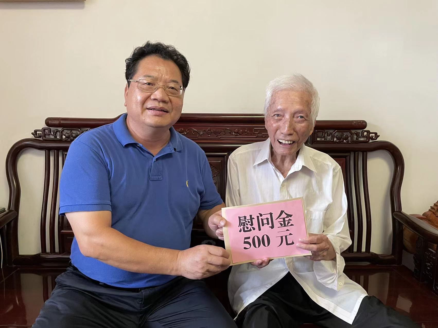 院长、党委副书记苏华清(右)看望慰问吴仕洪老同志.png 院长、党委副书记苏华清(右)看望慰问吴仕洪老同志.png