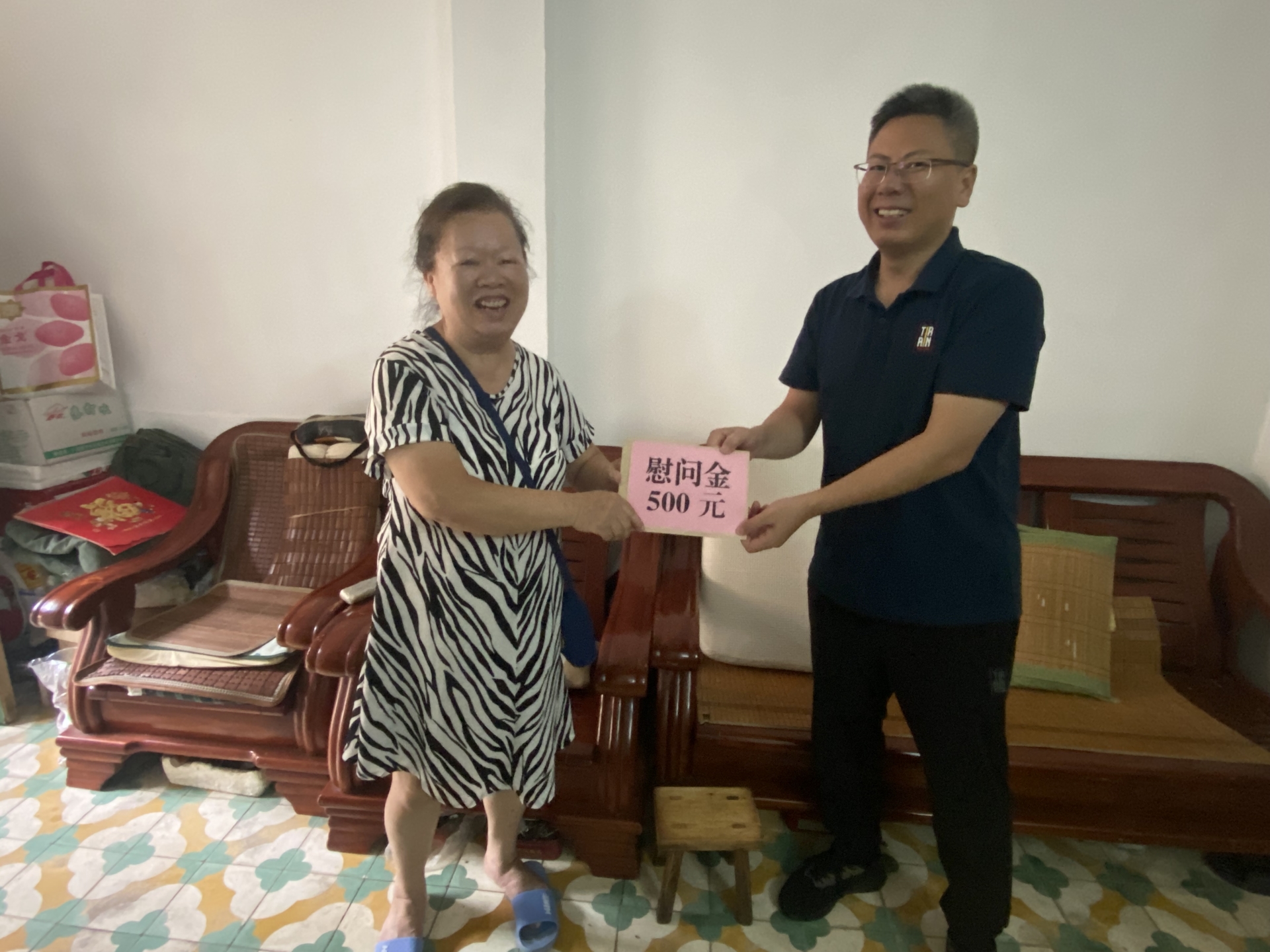 副院长伍美新(右)看望慰问邓玉莲老同志.png 副院长伍美新(右)看望慰问邓玉莲老同志.png