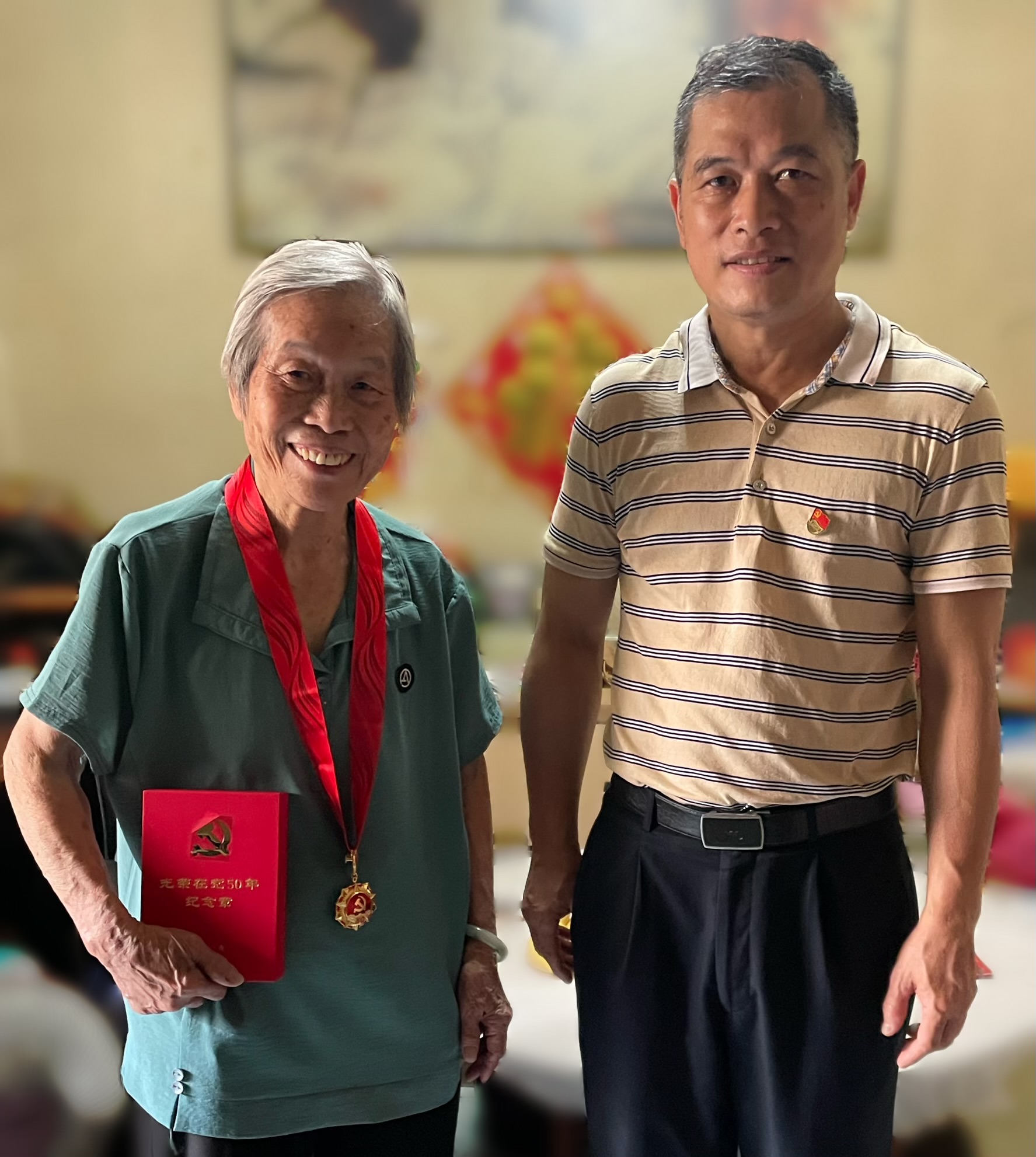党委书记马德冠(右)为李玉云老同志颁发“光荣在党50年”纪念章.png 党委书记马德冠(右)为李玉云老同志颁发“光荣在党50年”纪念章.png