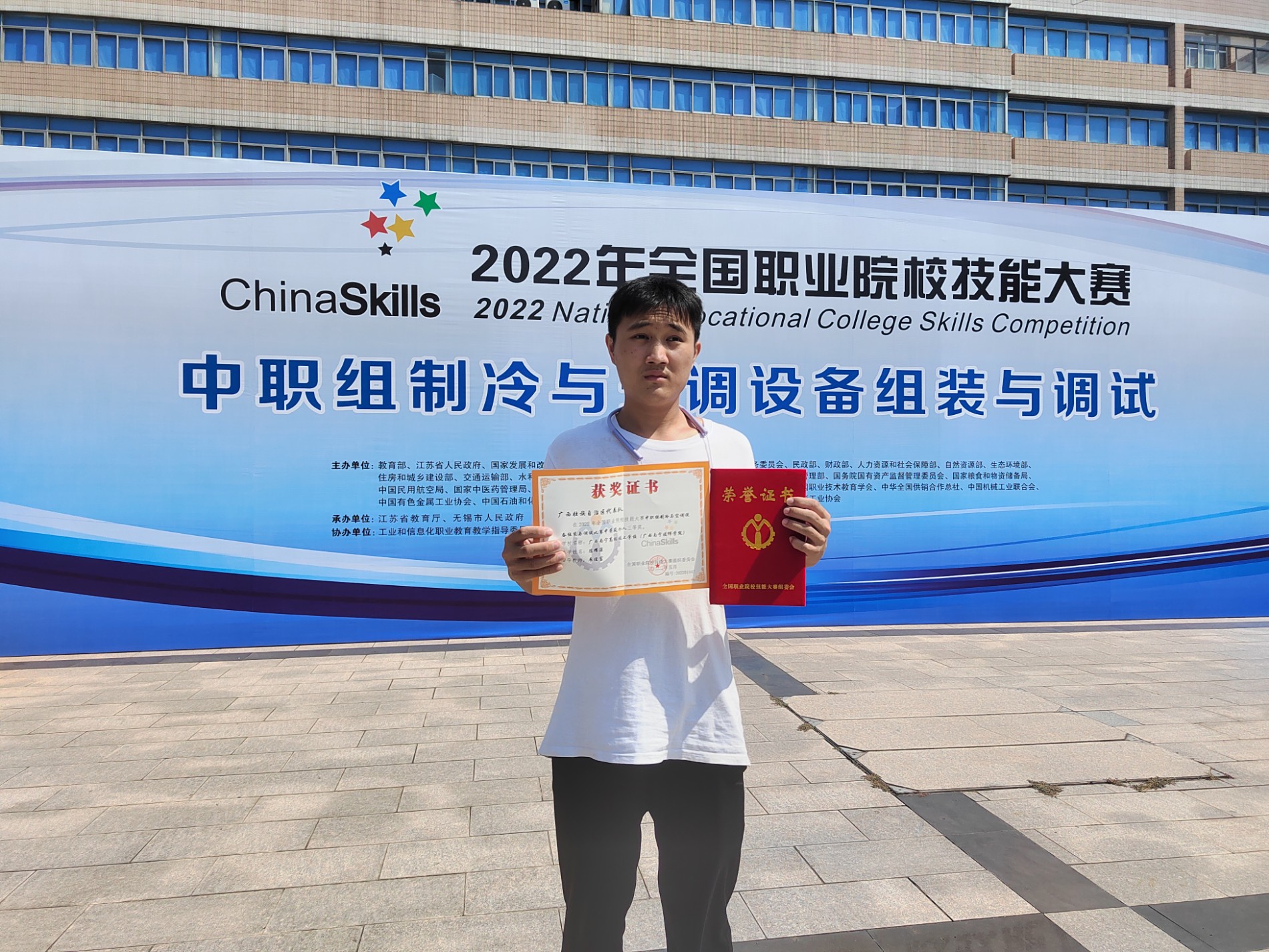 陈耀濠在比赛场外留影.jpg 陈耀濠在比赛场外留影.jpg