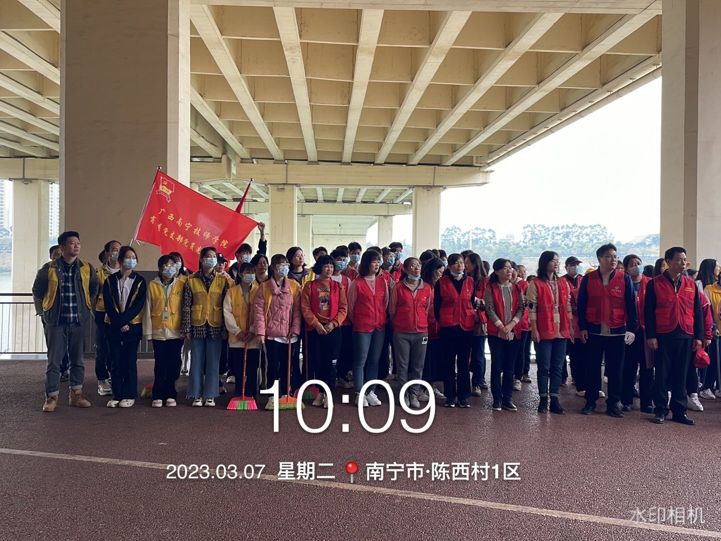 商贸系党支部活动前合照.jpg