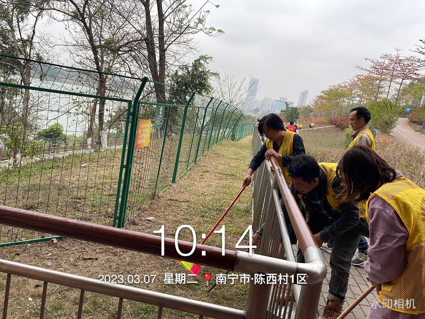 志愿者清捡绿化带垃圾.jpg