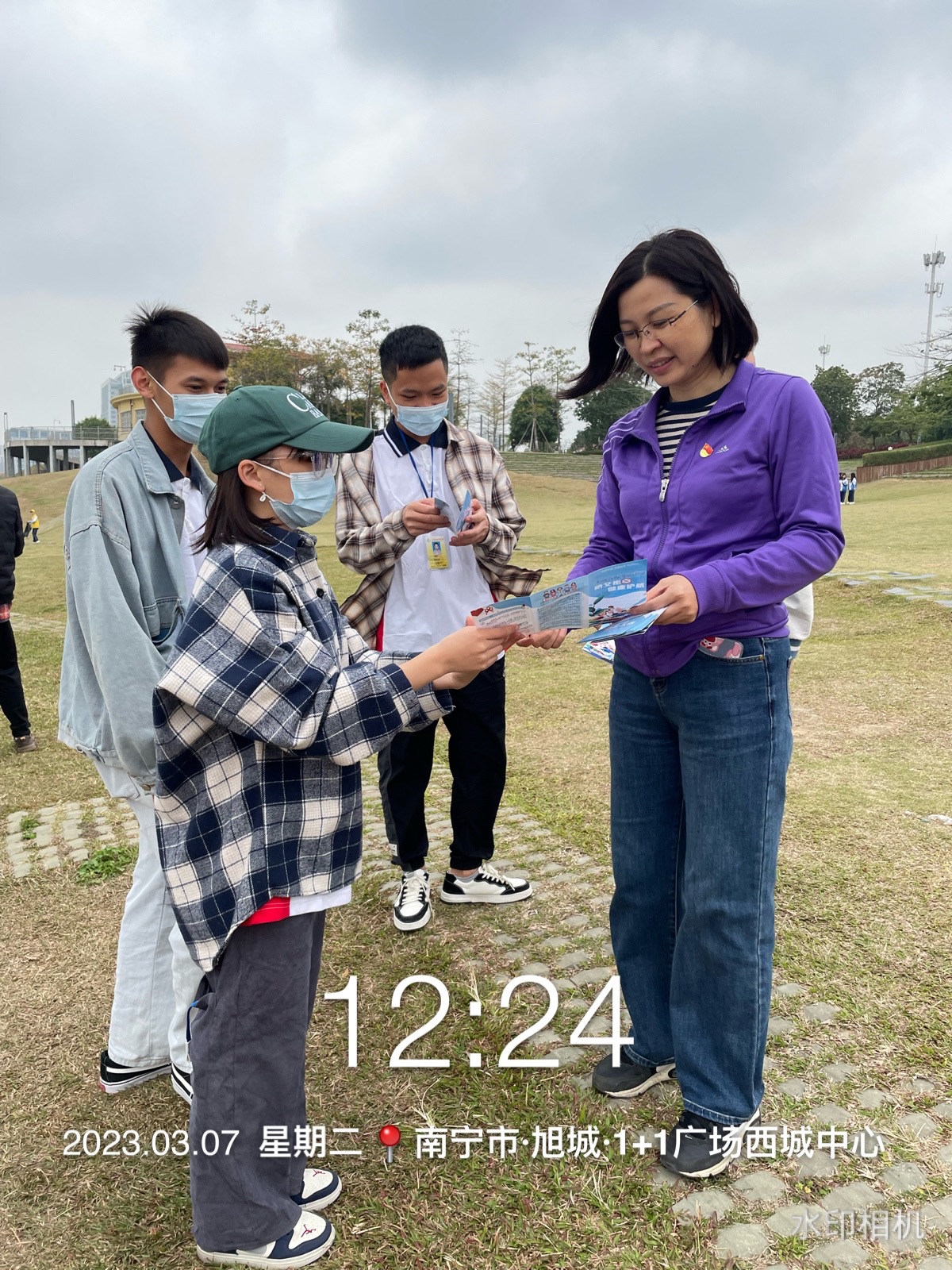 志愿者发放宣传册.png