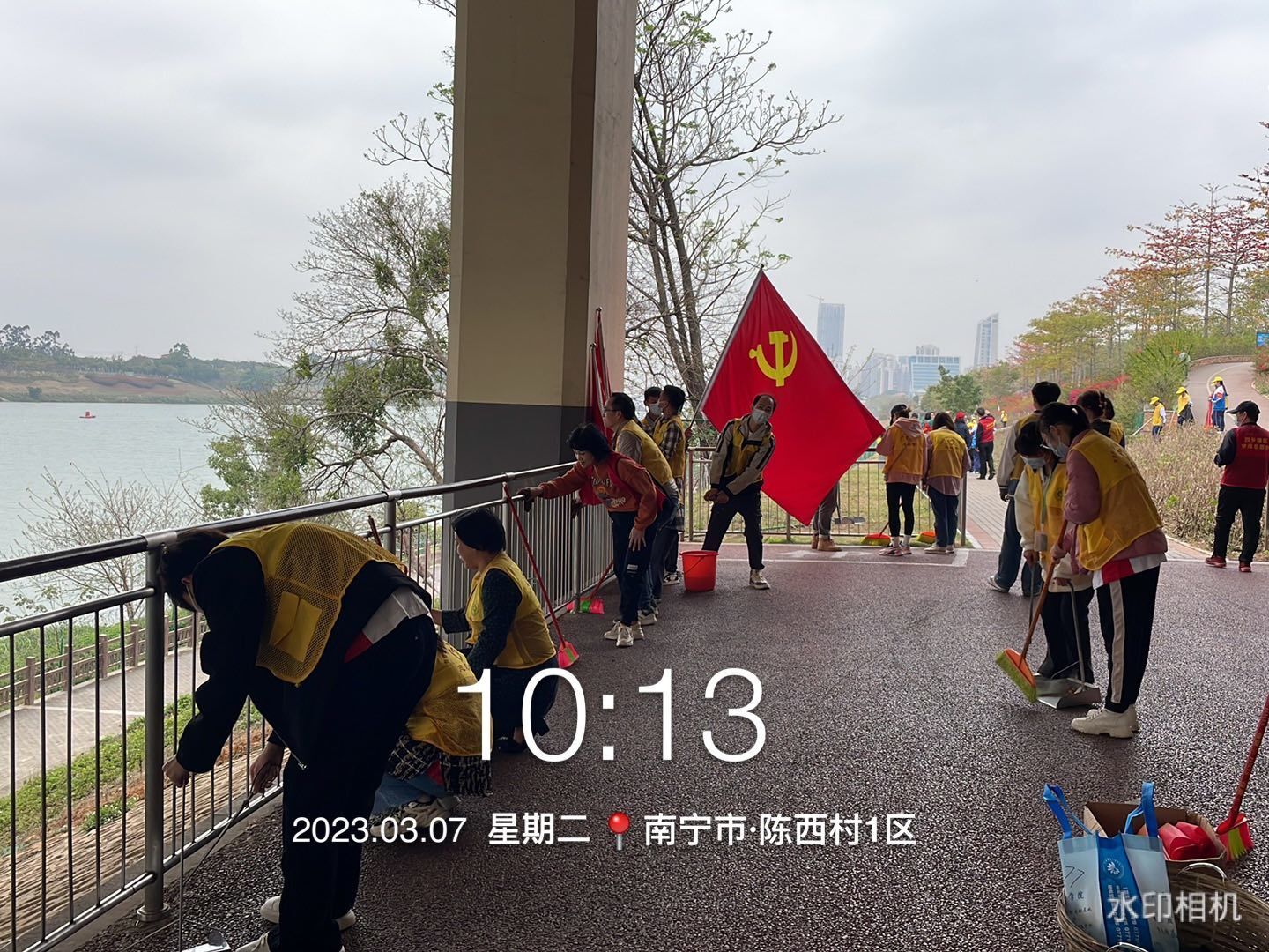 志愿者们擦拭栏杆，清扫路面.jpg