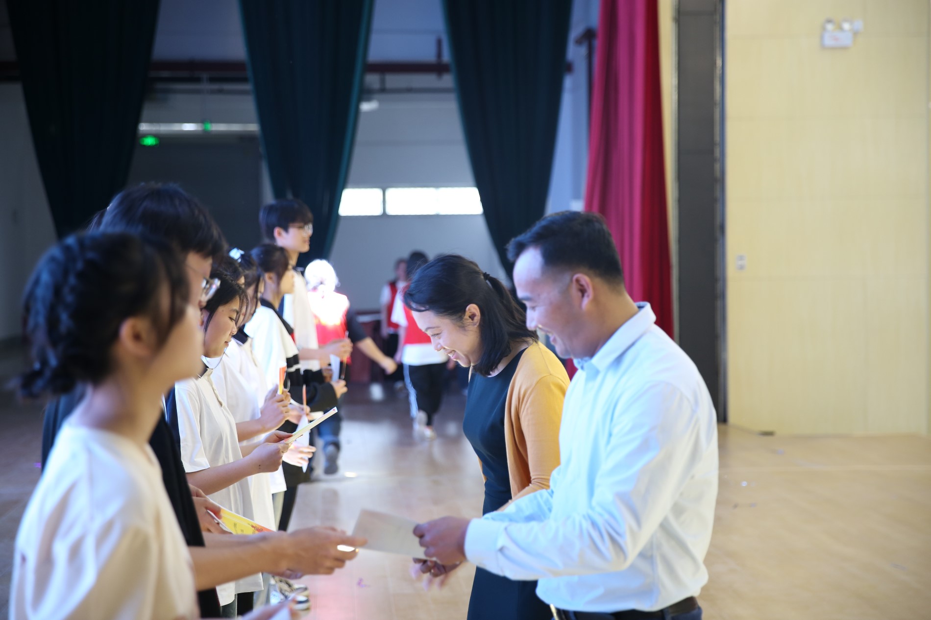 为获胜班级颁奖.JPG