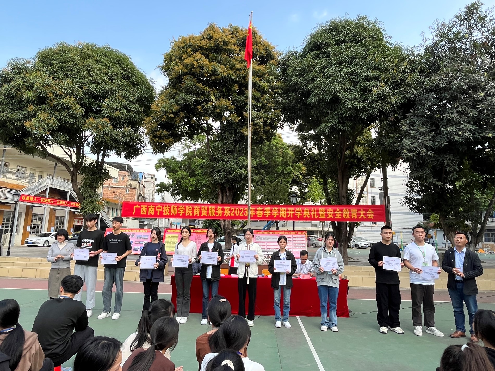 商贸服务系主任蒙爱贞、副主任胡光良为学生颁发奖状.JPG