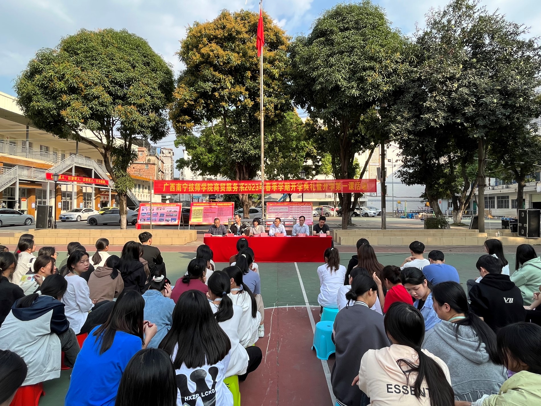 商贸服务系系部中层出席了开学典礼.JPG